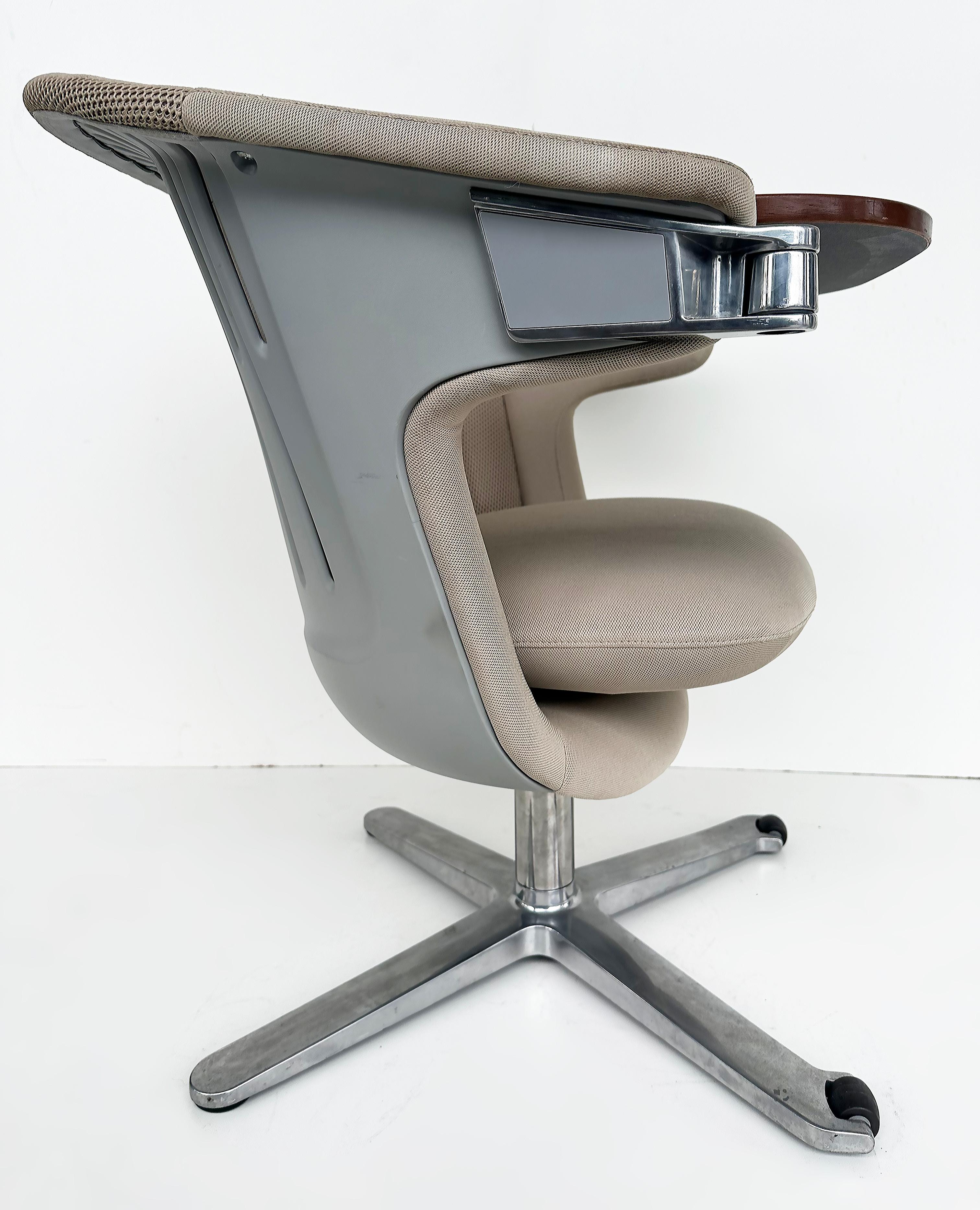 Steelcase i2i Ergonomic Dual Swivel Graphite Lounge Chair with Writing Tablet In Good Condition For Sale In Miami, FL