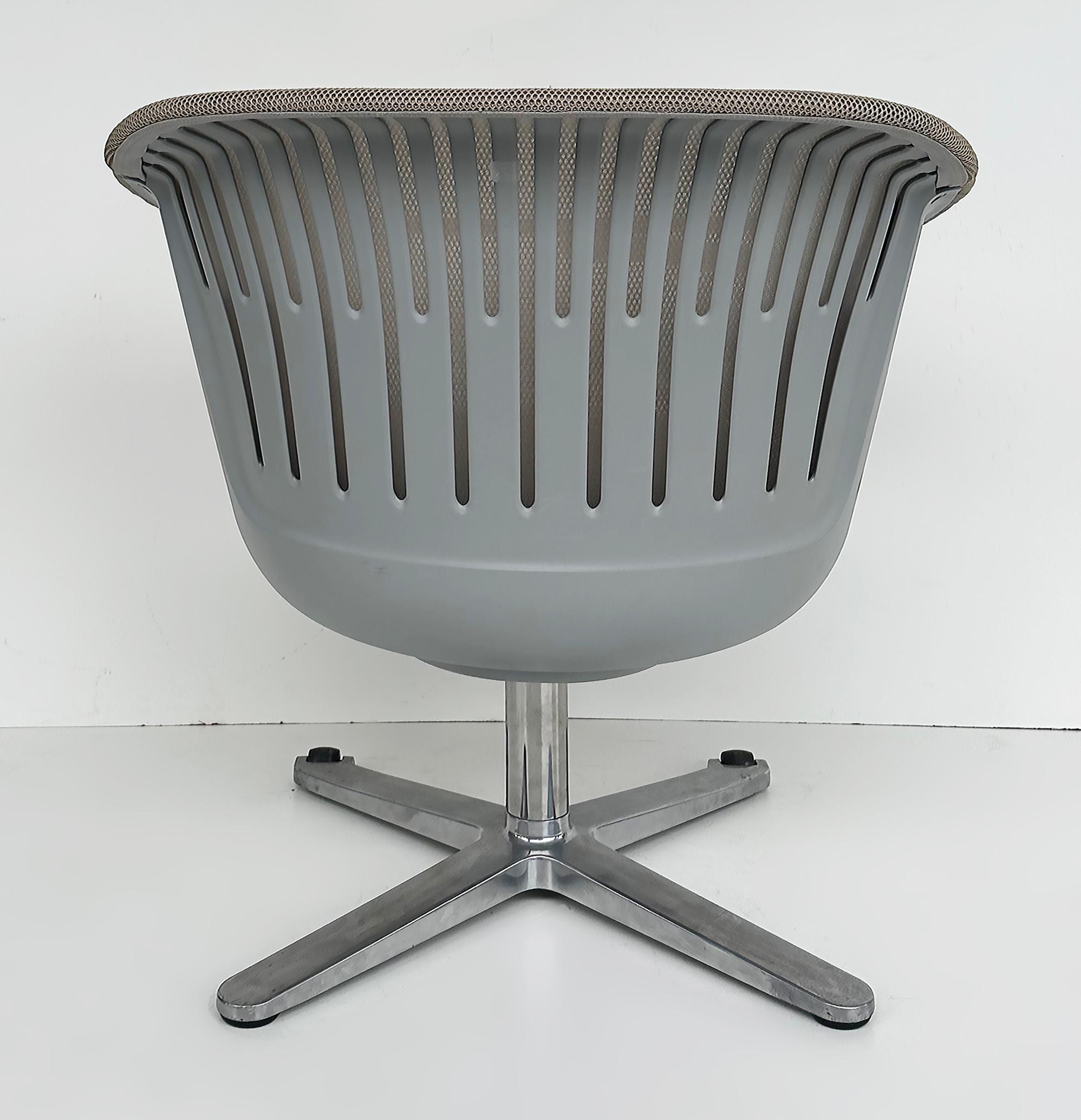 Steelcase i2i Ergonomic Dual Swivel Graphite Lounge Chair with Writing Tablet In Good Condition For Sale In Miami, FL