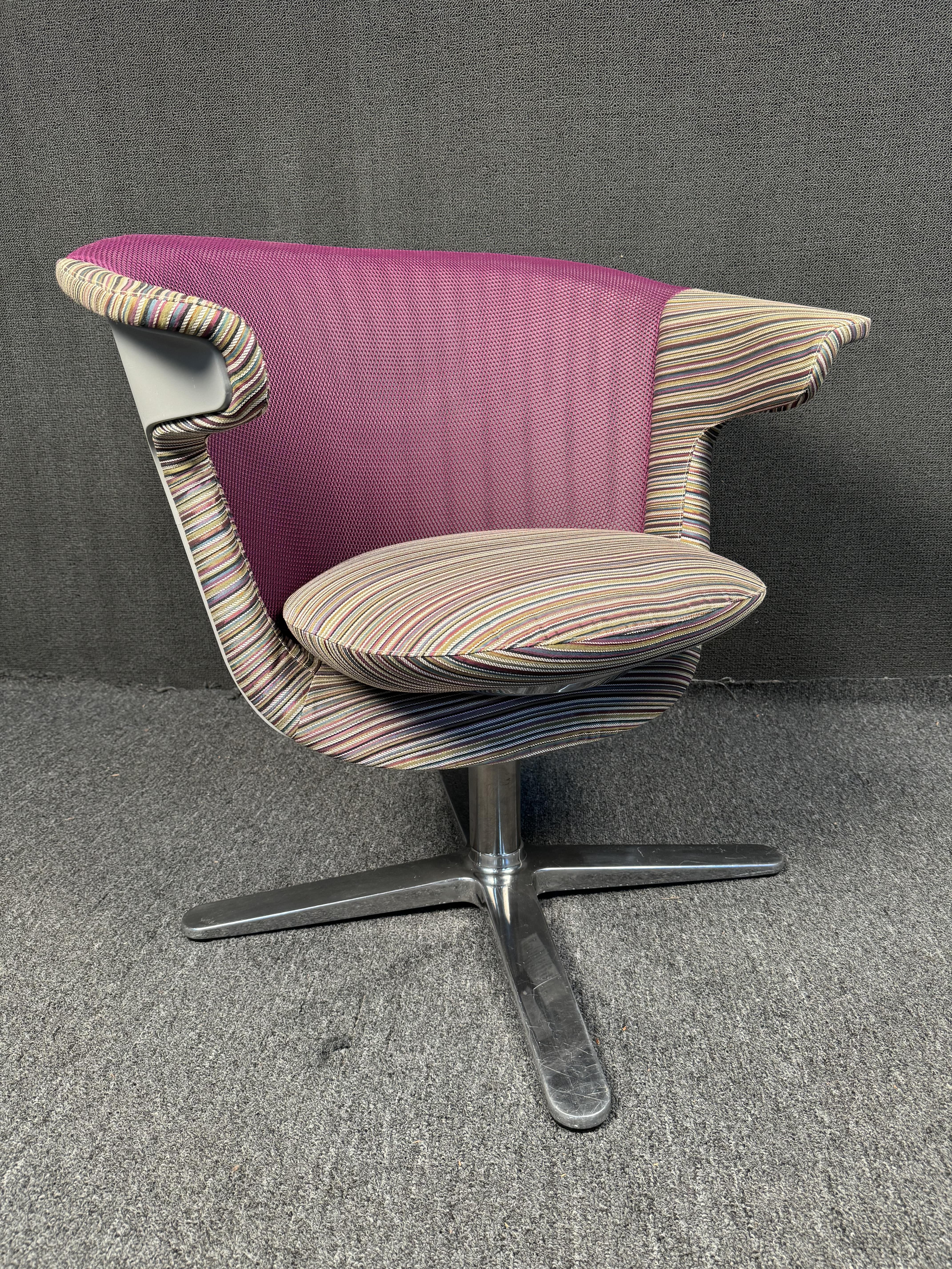 Steelcase i2i Swivel Lounge Stuhl. Ausgestattet mit einer Kunststoffschale und einem gepolsterten Drehsitz und einer Rückenlehne. Das polierte Metallgestell mit vier Zacken ist sehr attraktiv und macht diese Stühle zu einem Blickfang in jedem