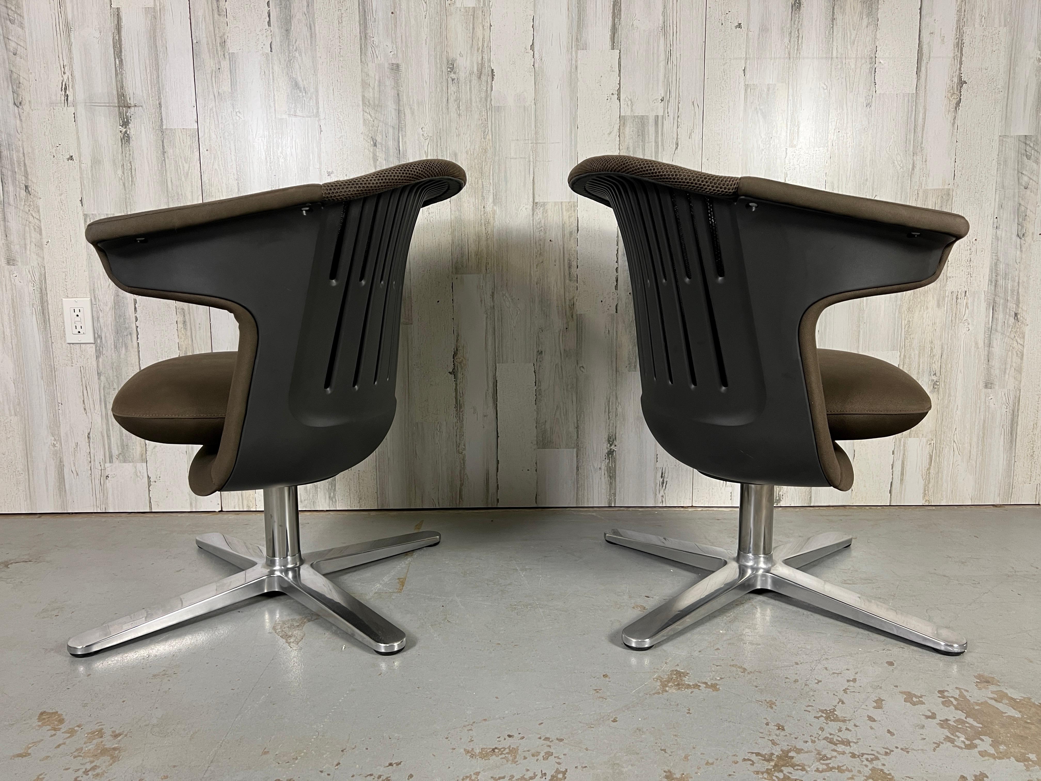 Steelcase swivel plastic shell chair with upholstered swivel seat and back.
The four prong polished aluminum base is very attractive and makes these chairs very versatile for home or office. Sold a a pair ,Two pairs available.
   