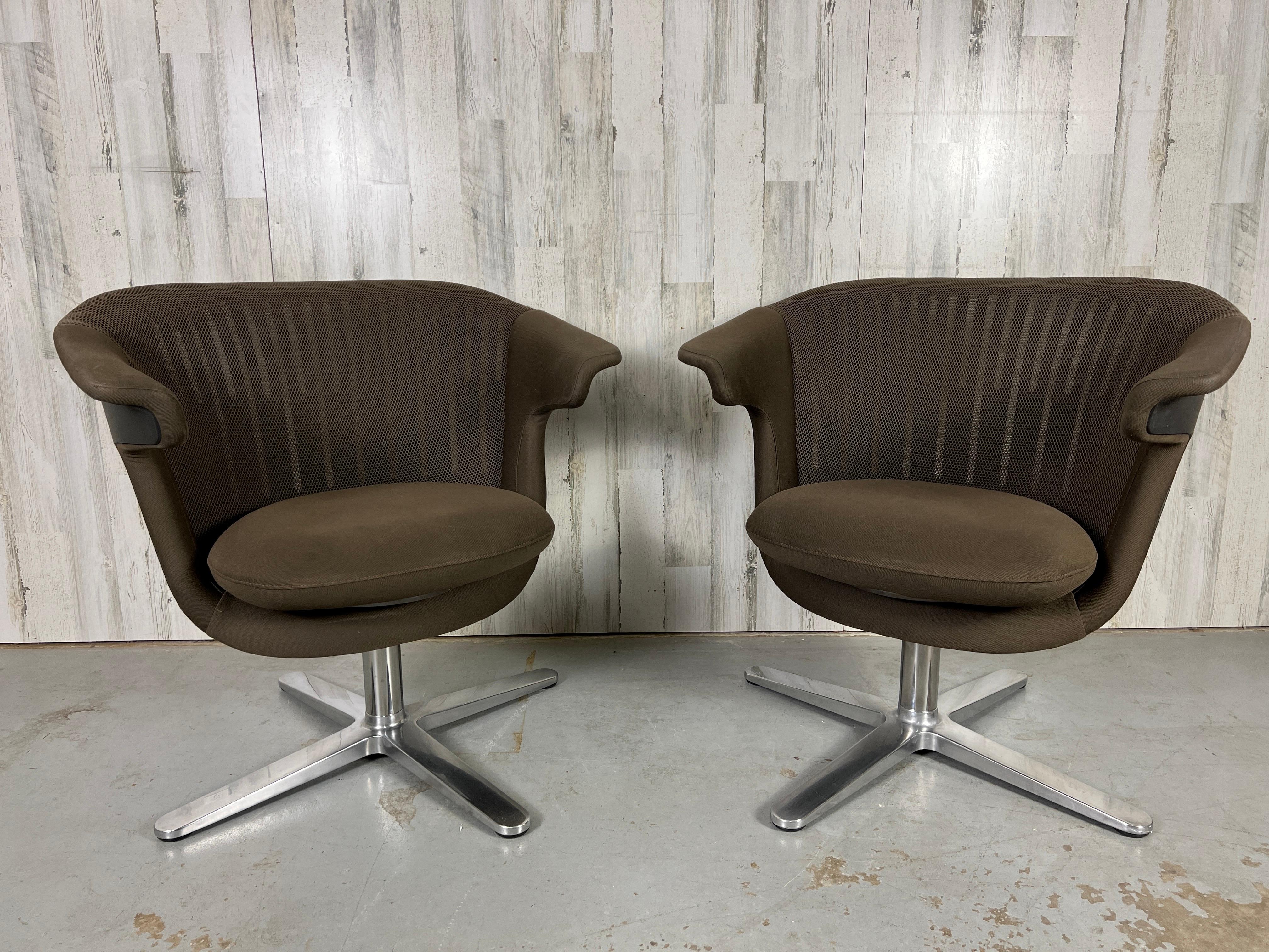 Steelcase  i2i Swivel Club Chairs  In Good Condition For Sale In Denton, TX