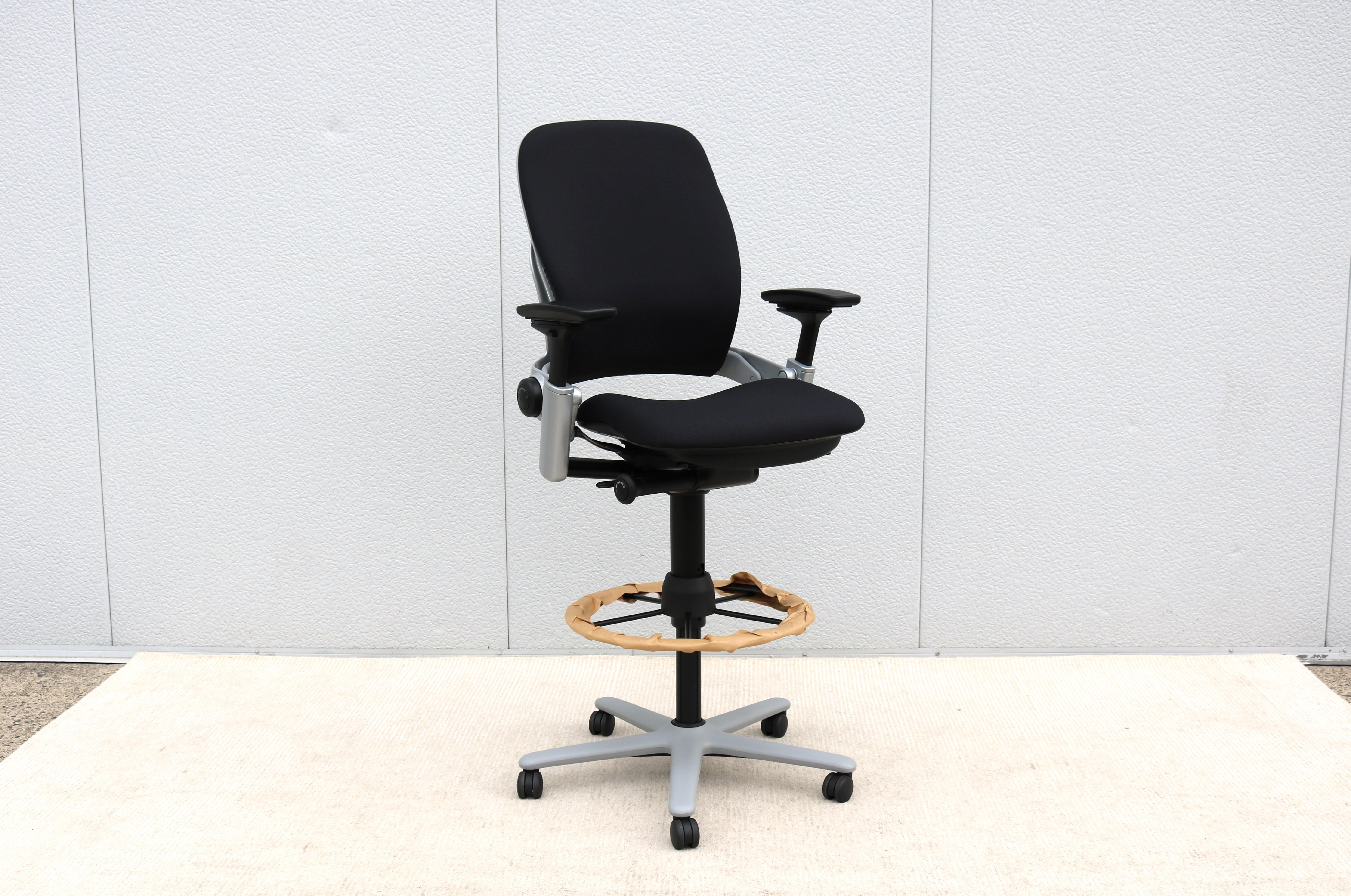 El taburete Leap V2 proporciona una forma más saludable de sentarse a quien se sienta en él, para un apoyo, comodidad y rendimiento perfectos durante todo el día.
Apoyo para la espalda La tecnología LiveBack se adapta a tu columna vertebral para