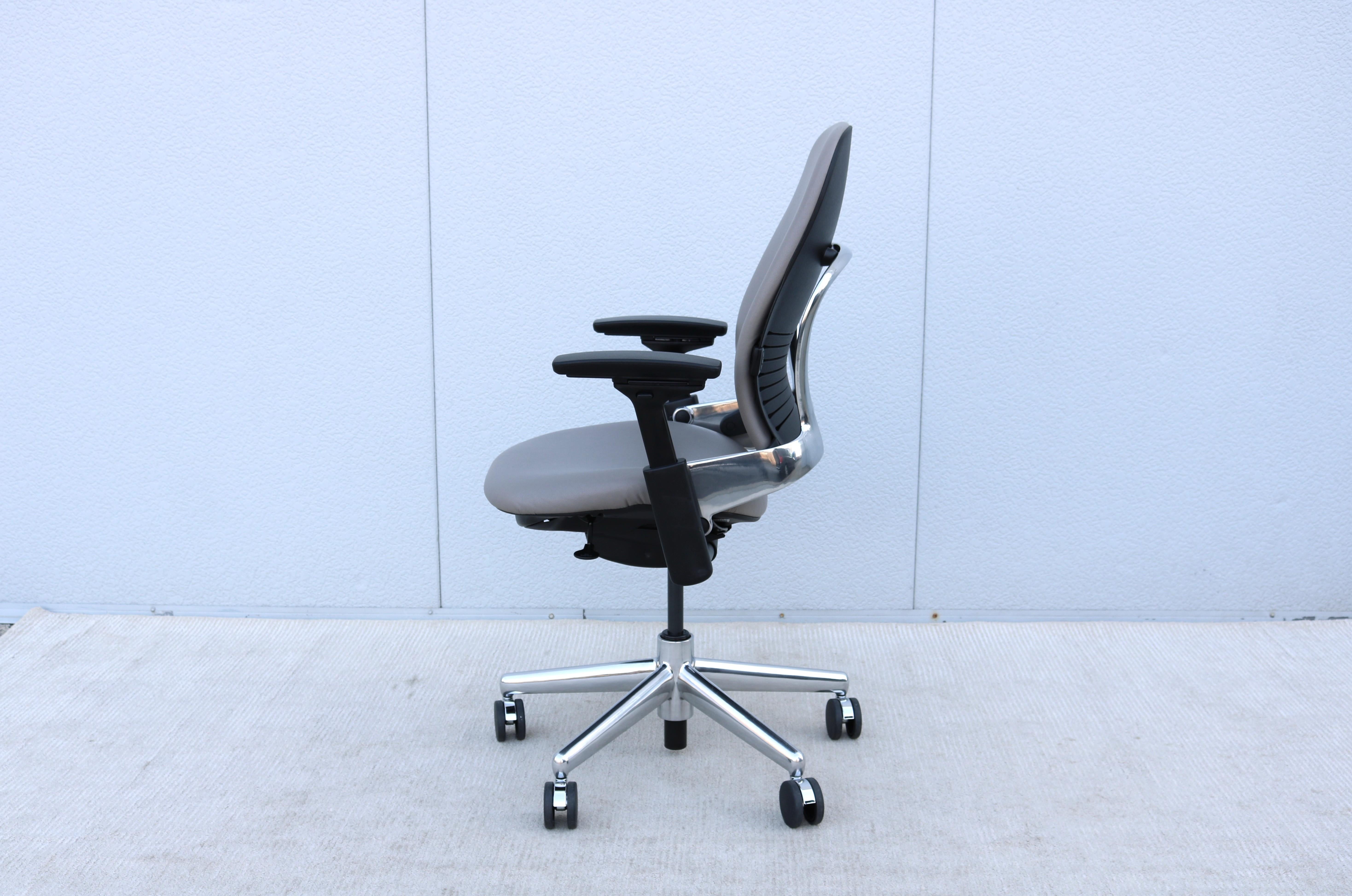 Steelcase Leap V2 Ergonomischer Bürostuhl in Beige Leder, voll verstellbar im Angebot 2