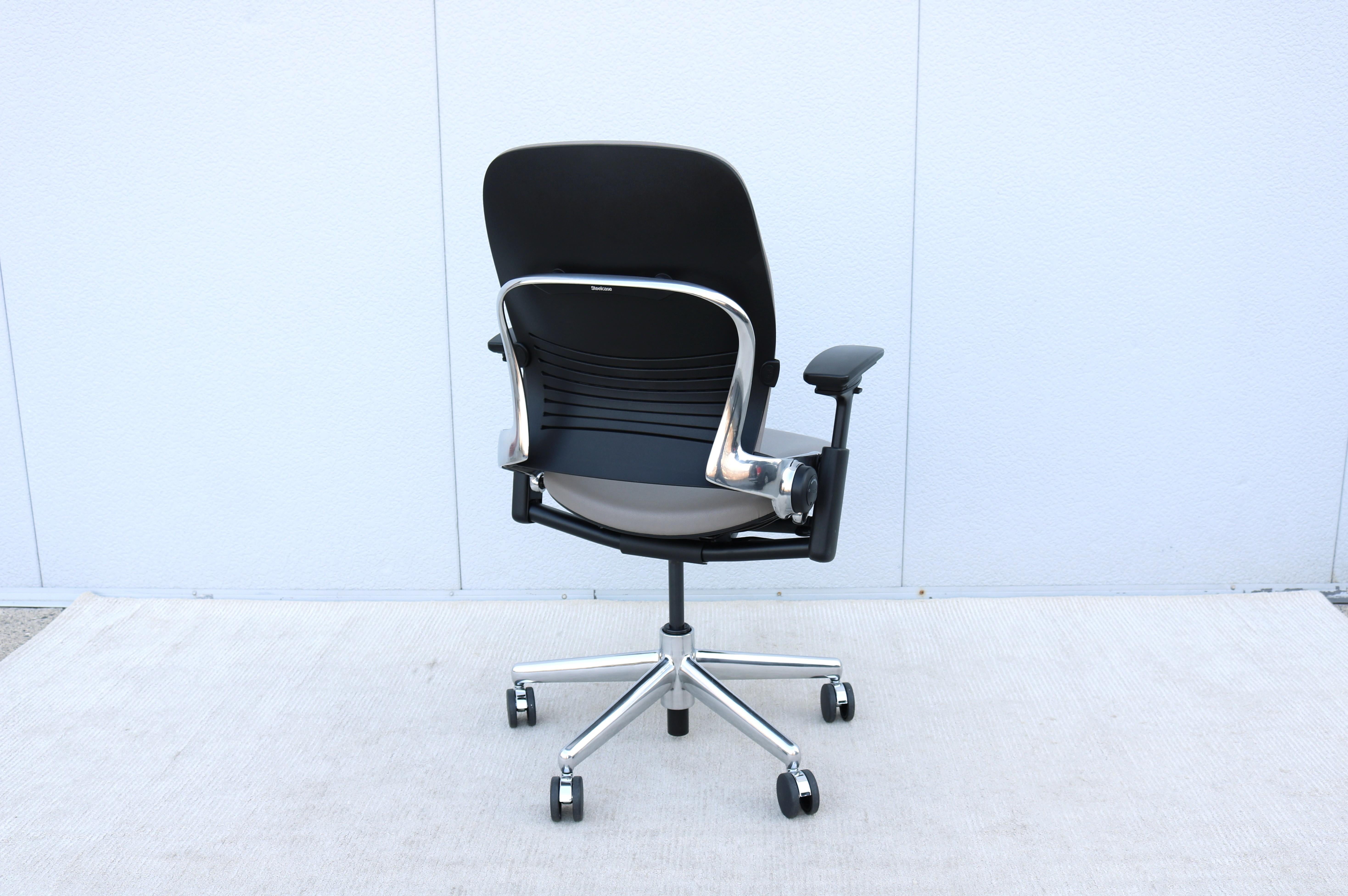 Steelcase Leap V2 Ergonomischer Bürostuhl in Beige Leder, voll verstellbar im Angebot 4