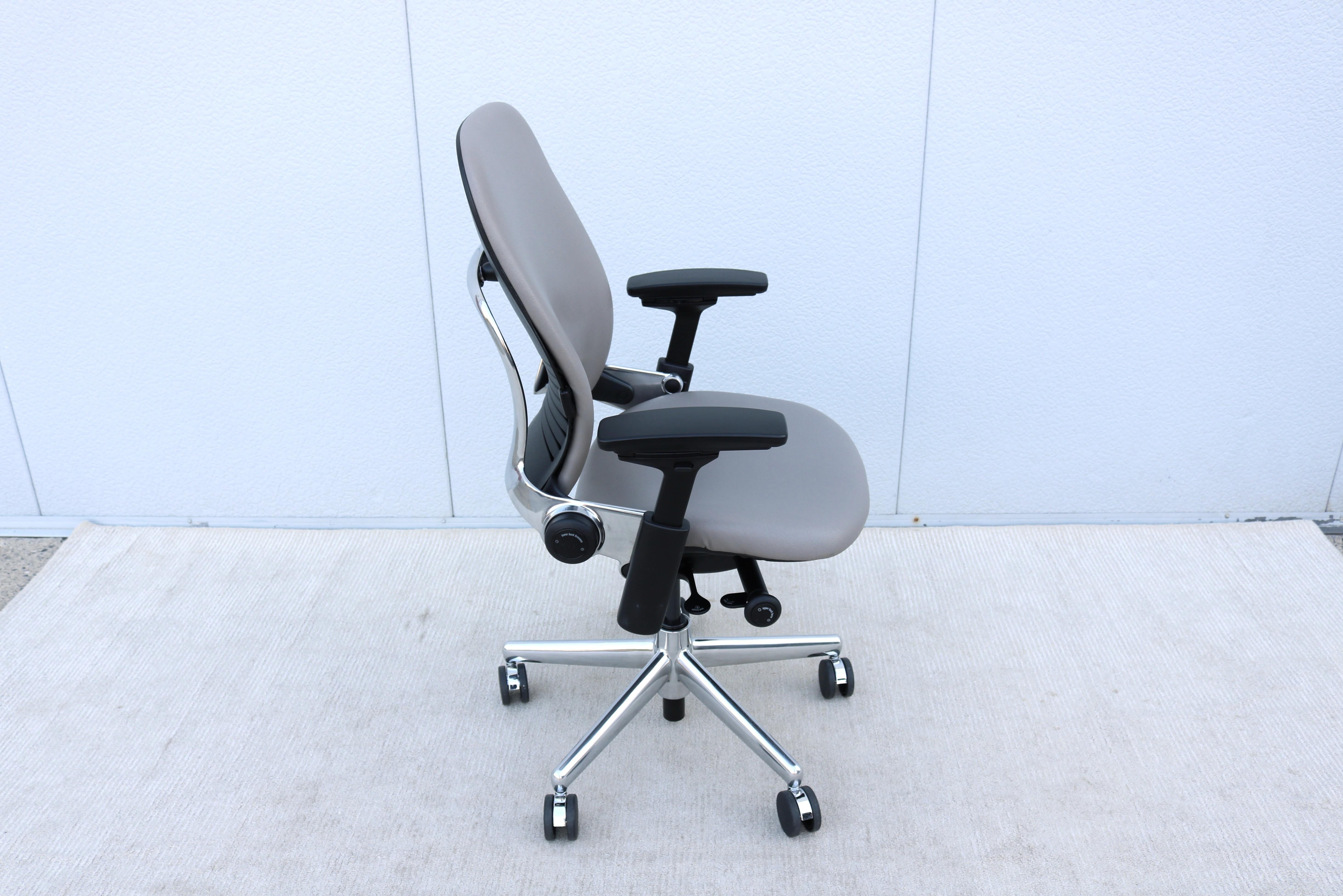 Steelcase Leap V2 Ergonomischer Bürostuhl in Beige Leder, voll verstellbar im Angebot 5