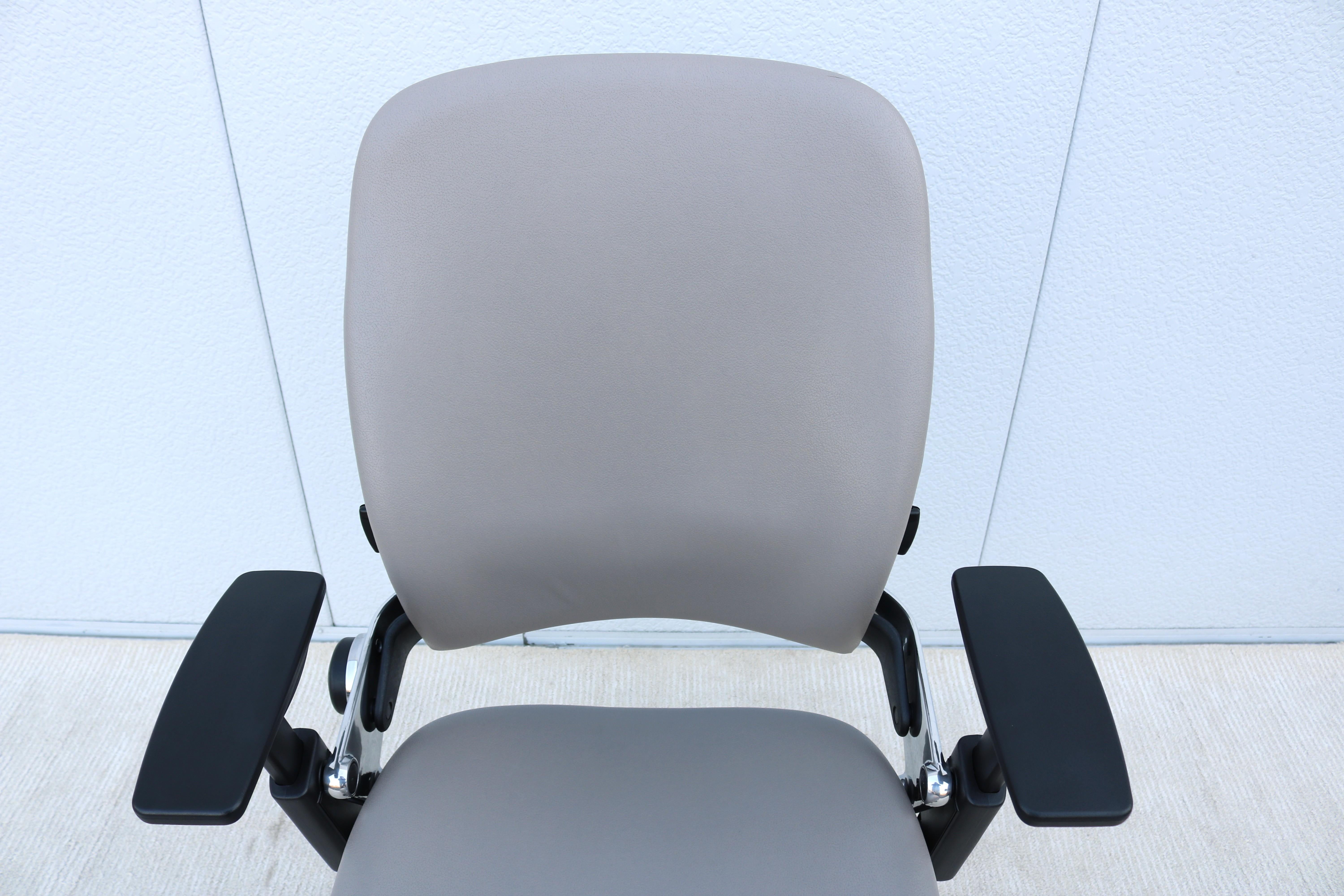Steelcase Leap V2 Ergonomischer Bürostuhl in Beige Leder, voll verstellbar im Angebot 7