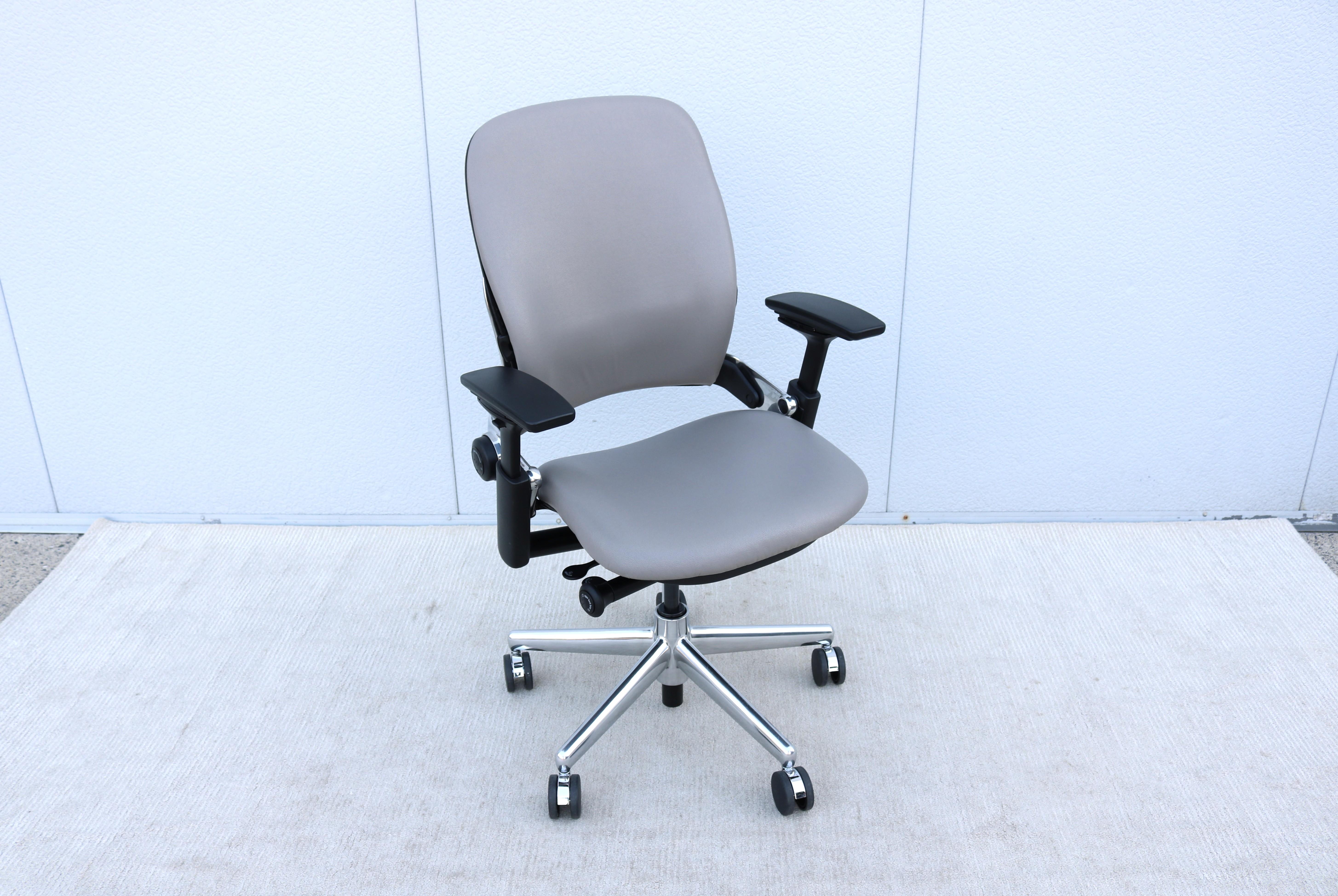 Der ergonomische Stuhl Leap V2 bietet demjenigen, der auf ihm sitzt, eine gesündere Art des Sitzens und sorgt für perfekte Unterstützung, Komfort und Leistung den ganzen Tag über.
Rückenstütze Die LiveBack-Technologie passt sich Ihrer Wirbelsäule an