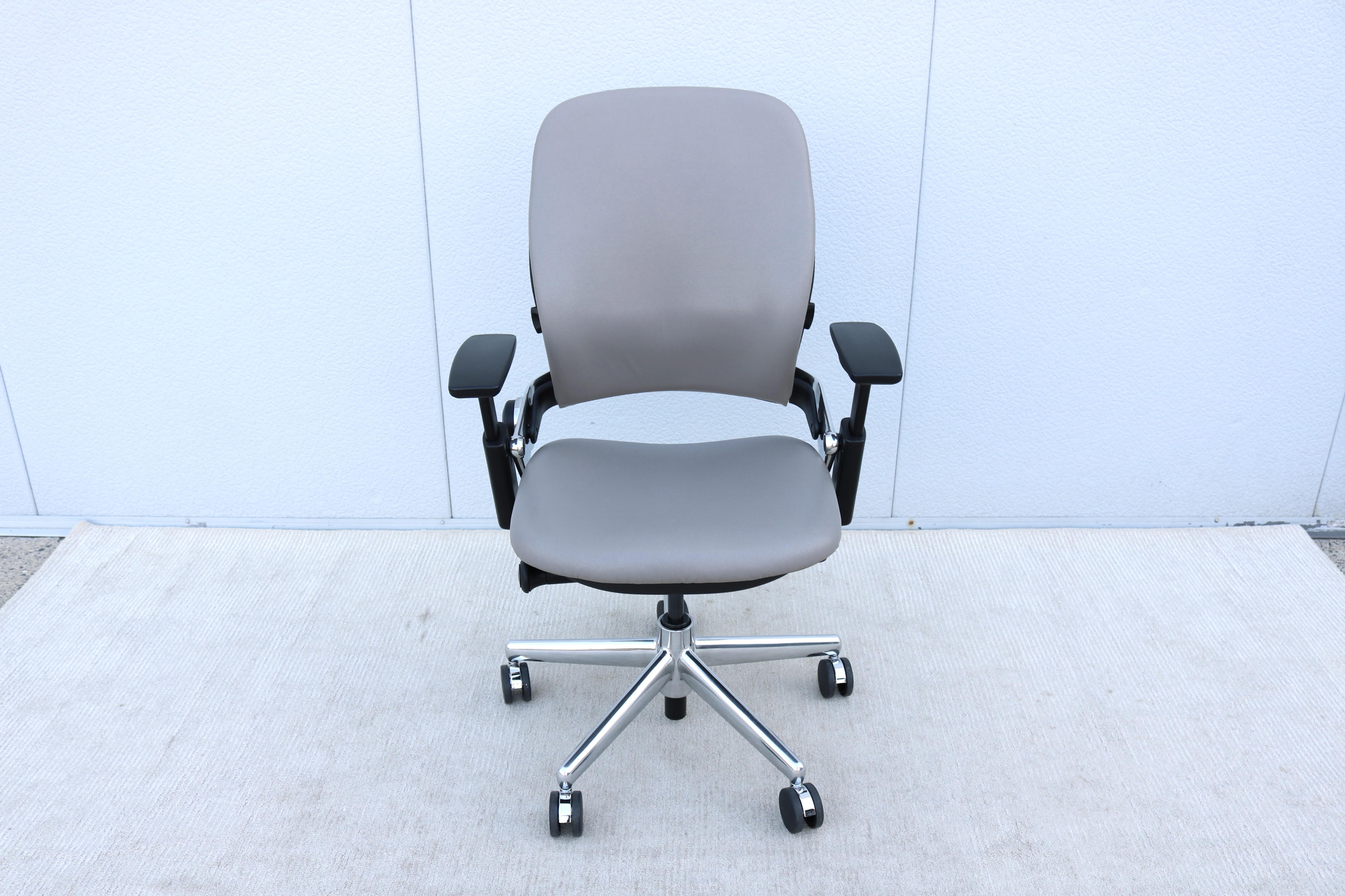 Steelcase Leap V2 Ergonomischer Bürostuhl in Beige Leder, voll verstellbar (Moderne) im Angebot