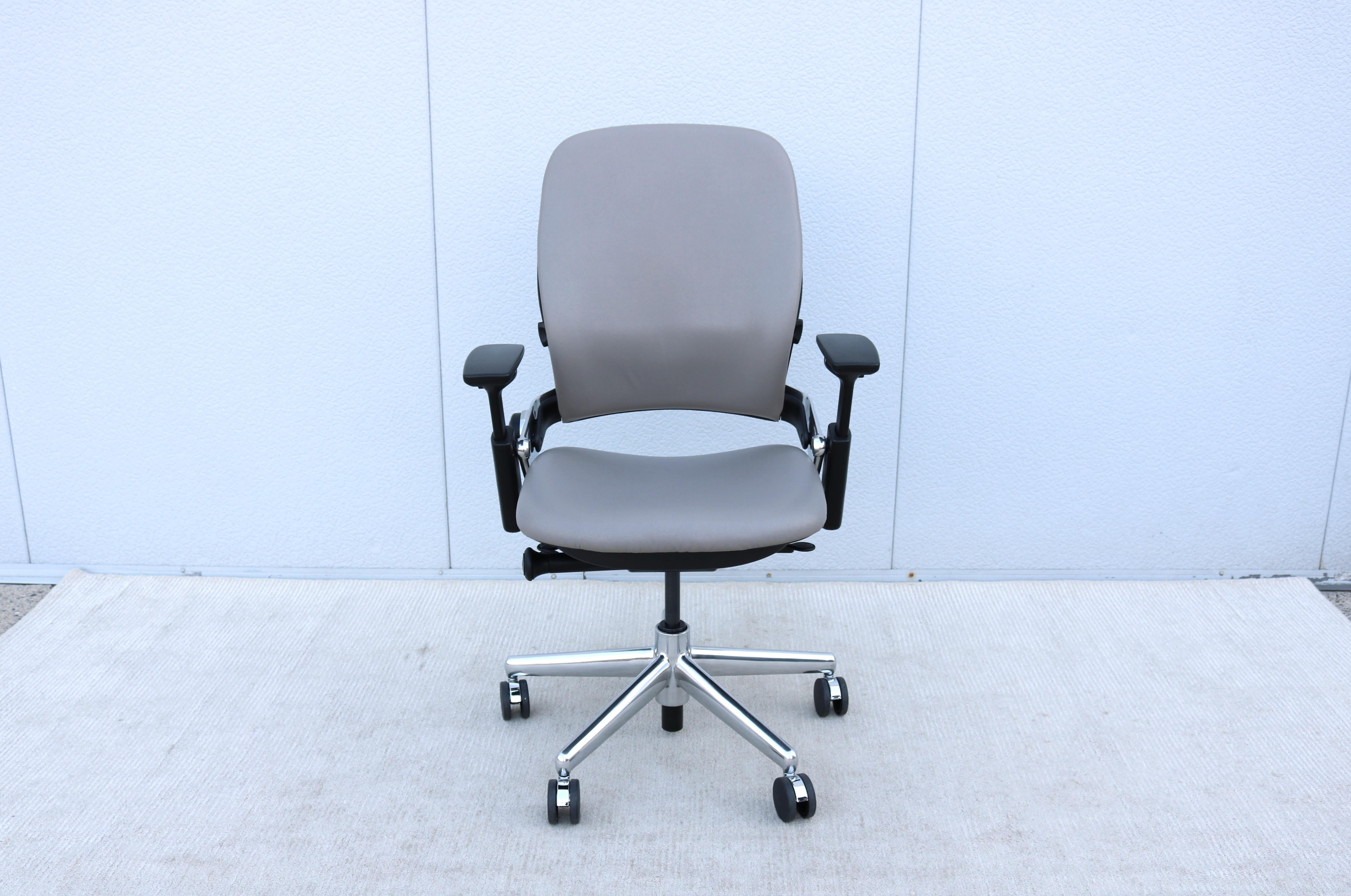 Steelcase Leap V2 Ergonomischer Bürostuhl in Beige Leder, voll verstellbar (amerikanisch) im Angebot