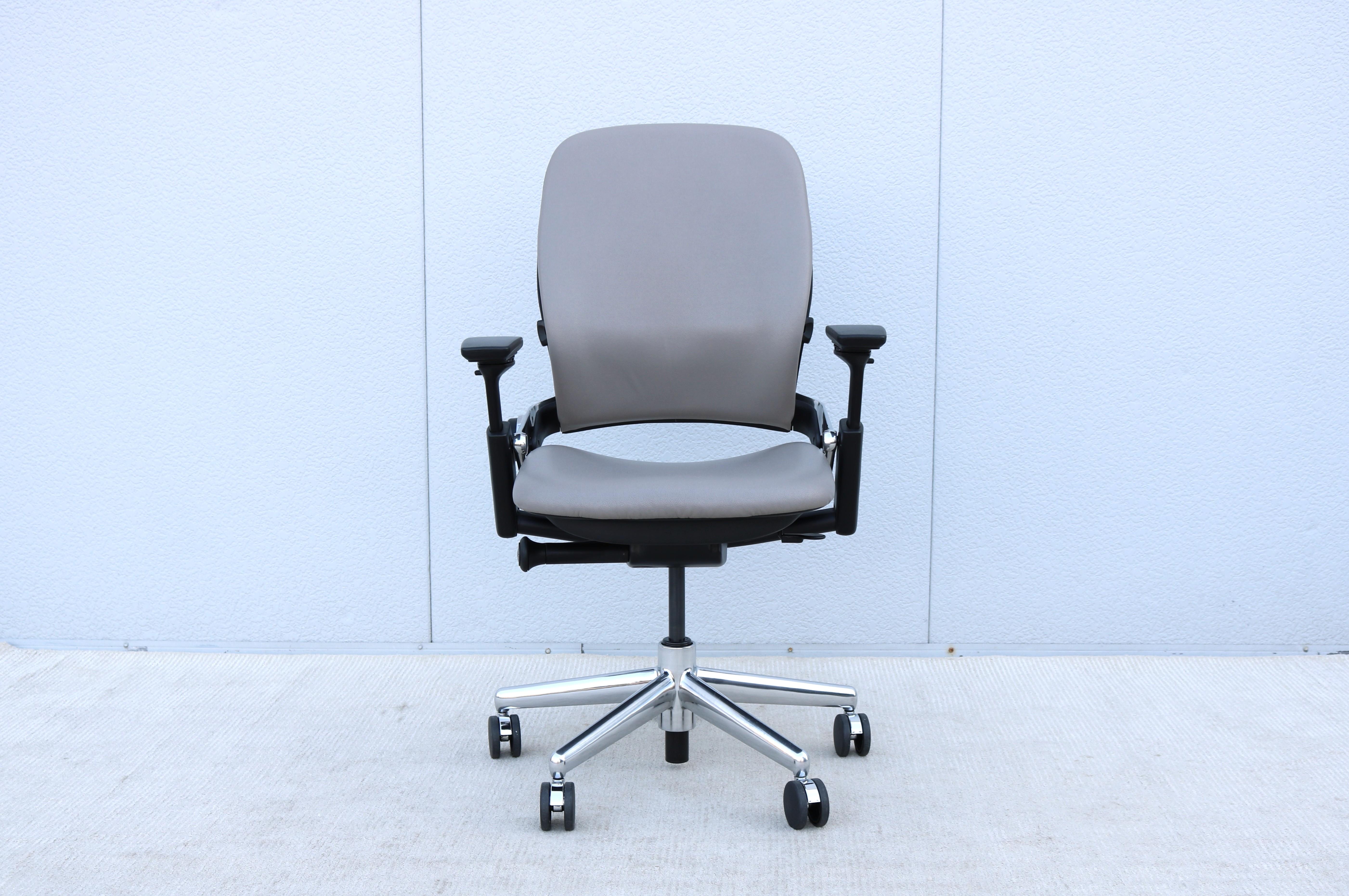 Steelcase Leap V2 Ergonomischer Bürostuhl in Beige Leder, voll verstellbar (Poliert) im Angebot