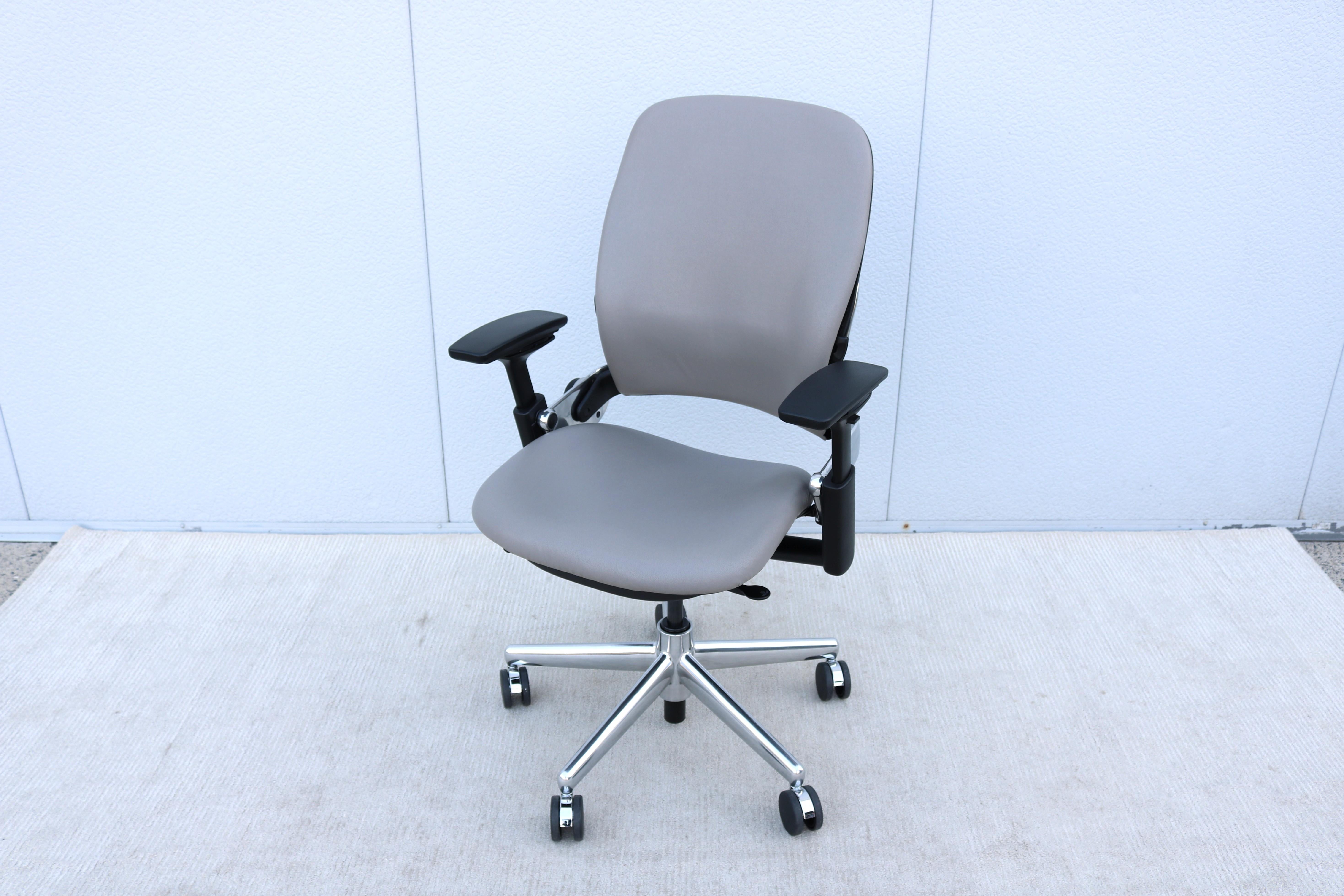 Steelcase Leap V2 Ergonomischer Bürostuhl in Beige Leder, voll verstellbar im Zustand „Hervorragend“ im Angebot in Secaucus, NJ