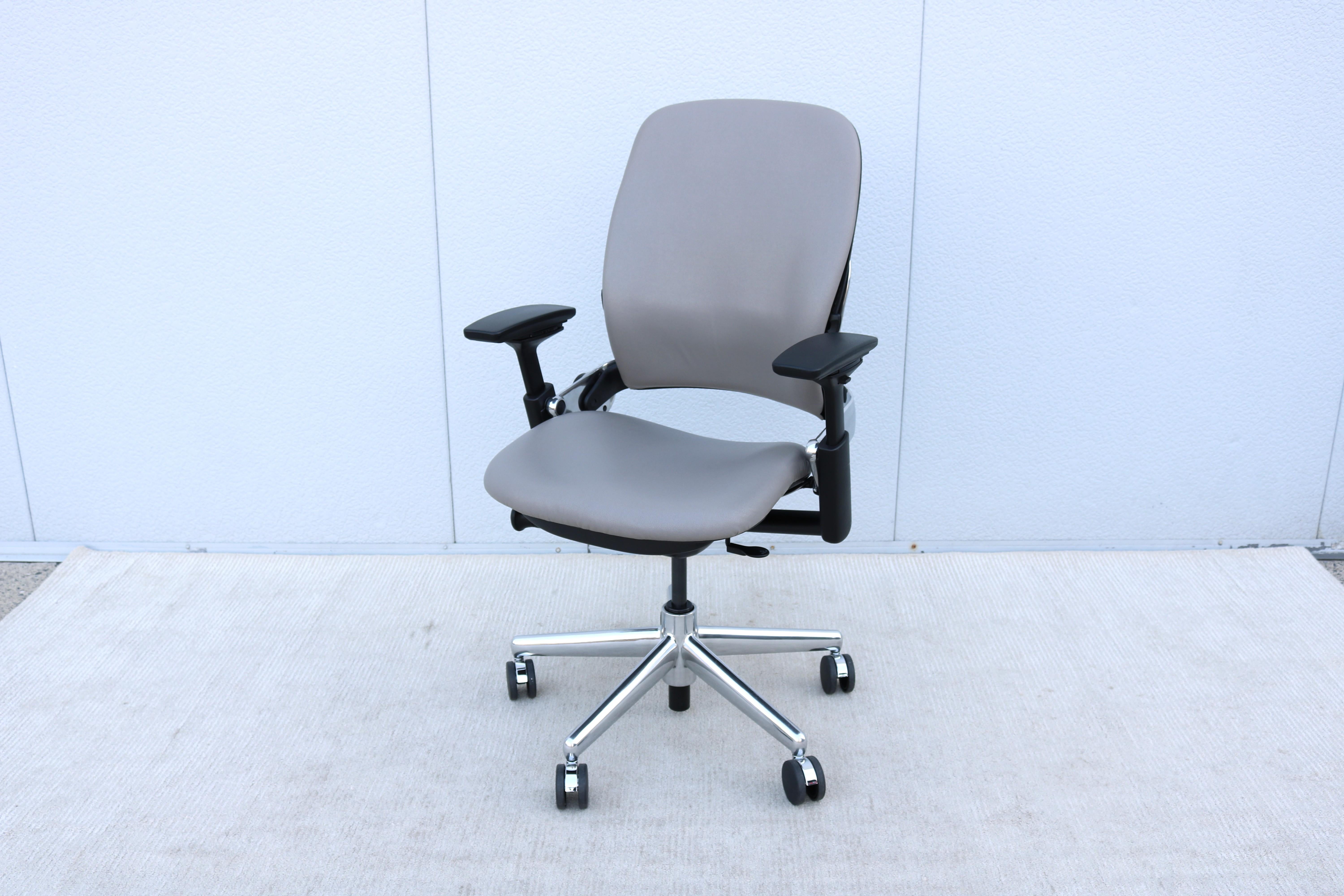 Steelcase Leap V2 Ergonomischer Bürostuhl in Beige Leder, voll verstellbar (21. Jahrhundert und zeitgenössisch) im Angebot
