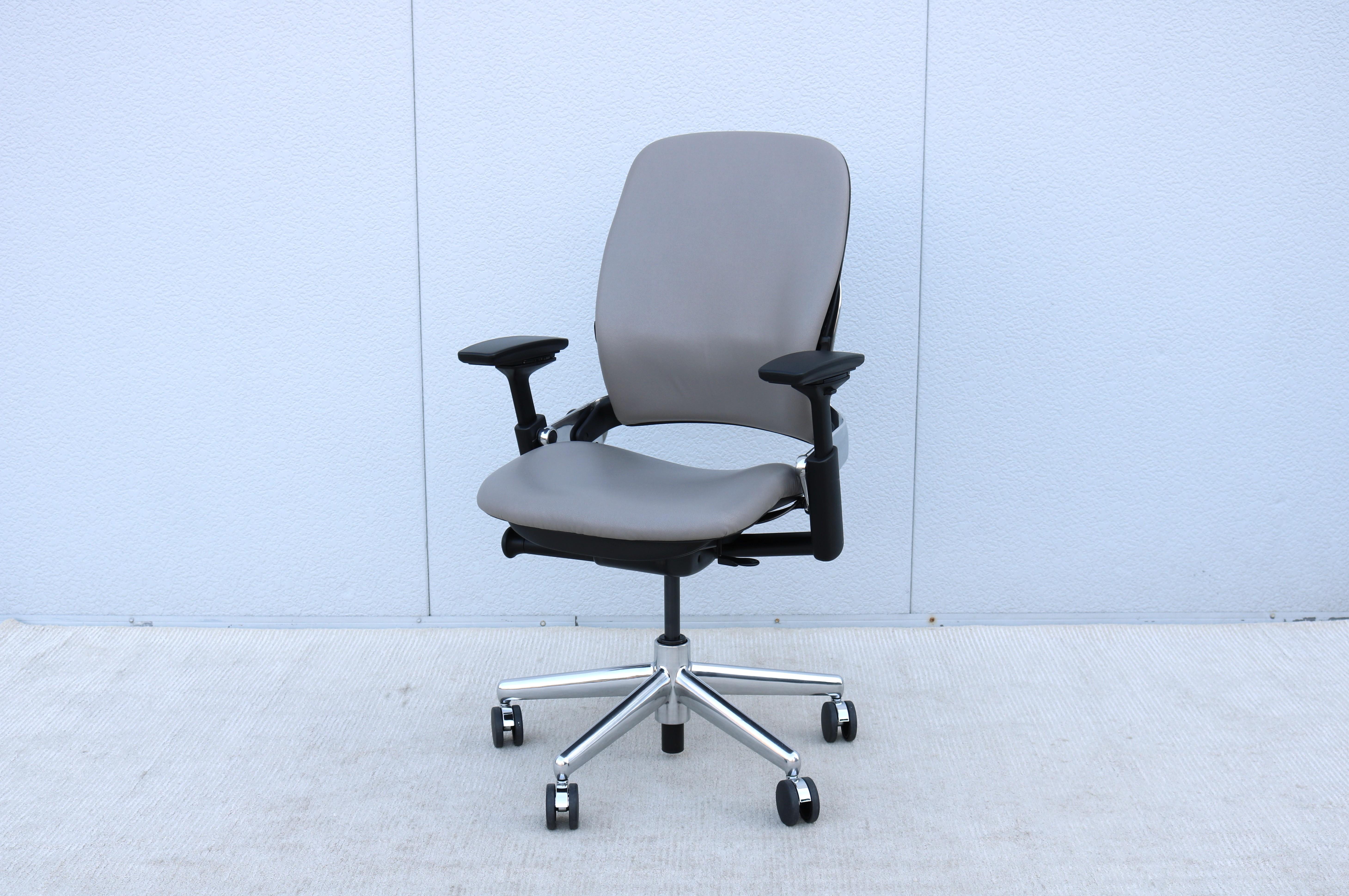 Steelcase Leap V2 Ergonomischer Bürostuhl in Beige Leder, voll verstellbar (Metall) im Angebot