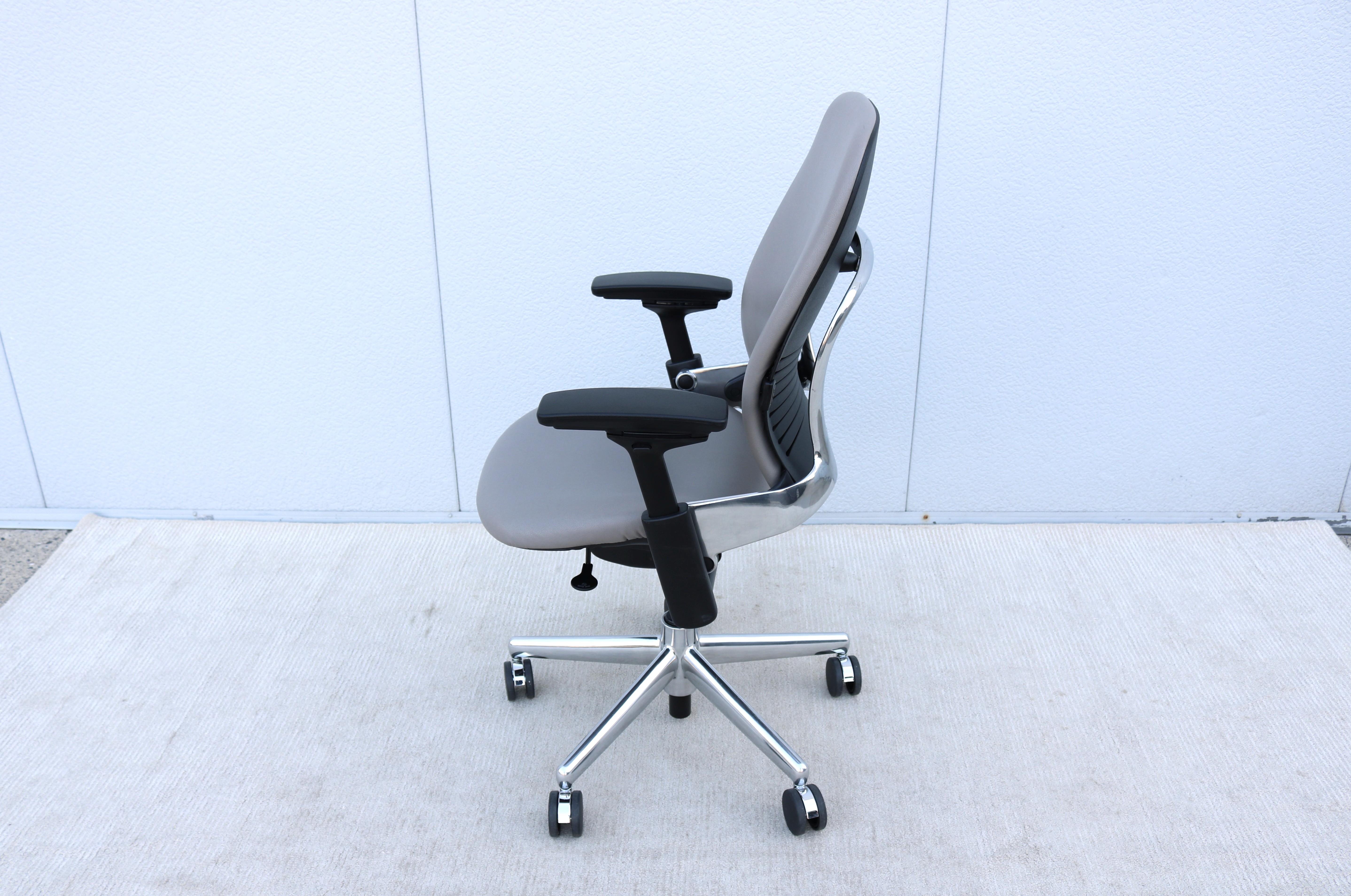 Steelcase Leap V2 Ergonomischer Bürostuhl in Beige Leder, voll verstellbar im Angebot 1