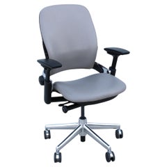 Chaise de bureau ergonomique Steelcase Leap V2 en cuir beige entièrement réglable