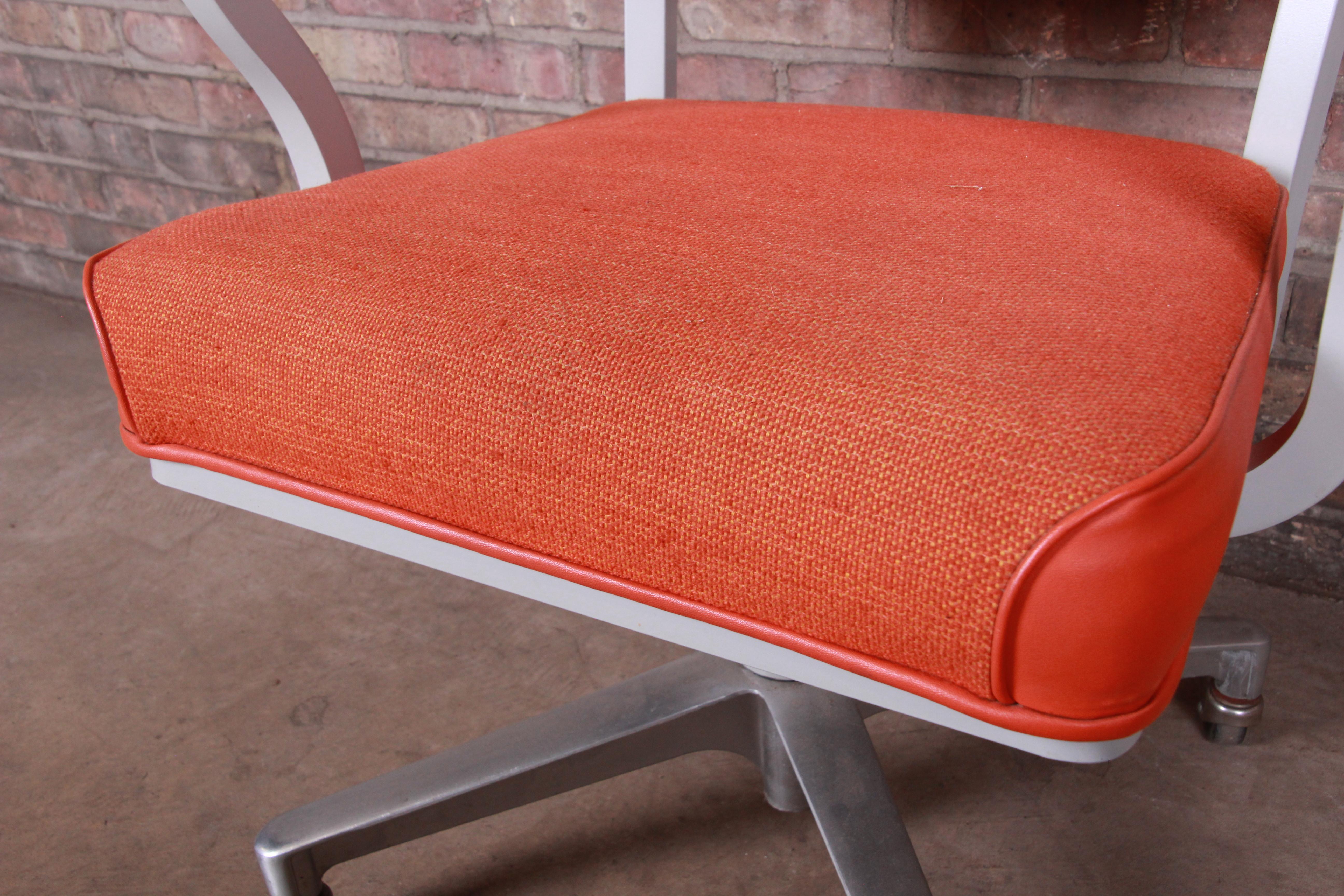 Steelcase Mid-Century Modern Office Desk Chair, 1963 In Good Condition In South Bend, IN