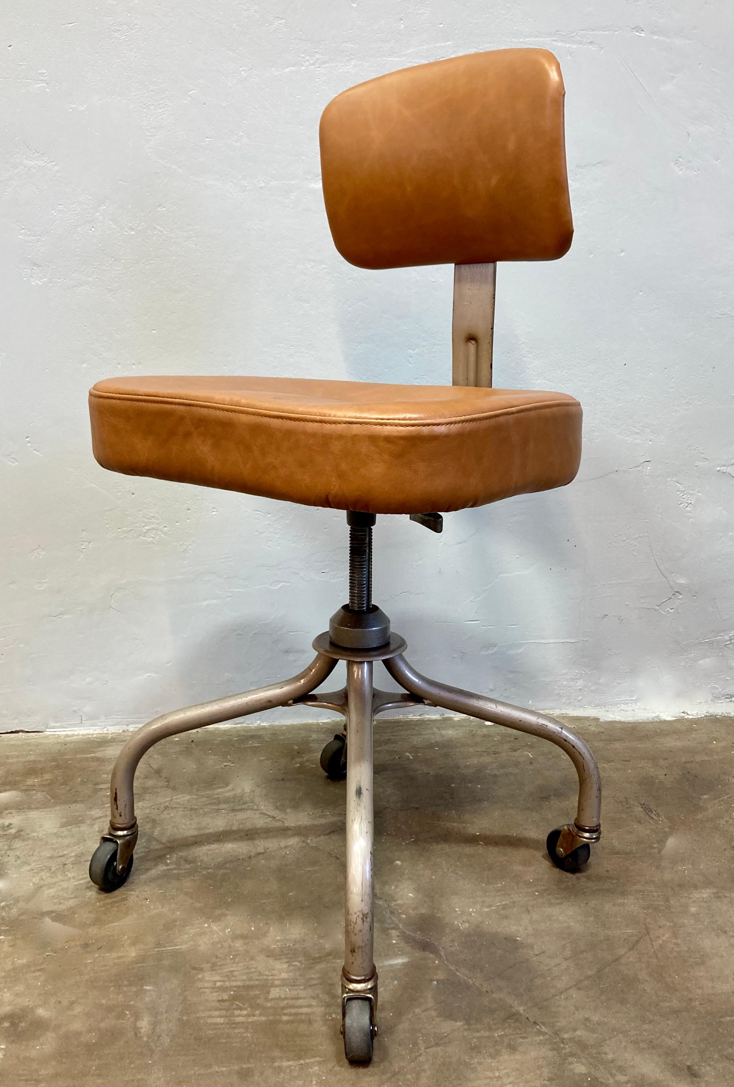 Vintage Steelcase Stuhl ursprünglich von UCLA. Kissen und Rückenlehne sind neu mit zobelbraunem Leder bezogen, das Stahlgestell ist frisch lackiert. Ein großartiger Stuhl aus der Mitte des Jahrhunderts, der perfekt in ein Büro im Stil der