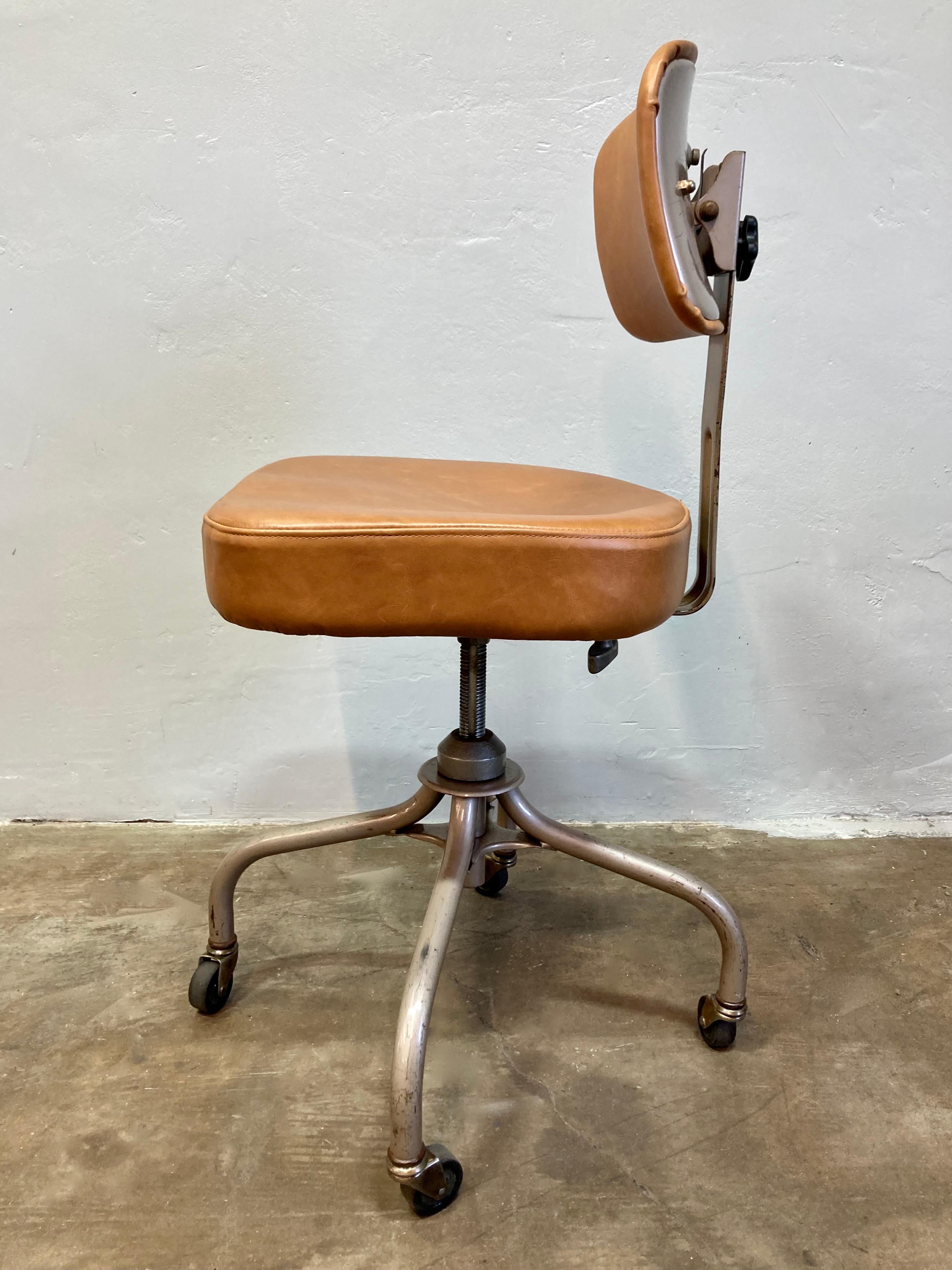 Steelcase Rolling Hocker mit New Brown Leder (Moderne der Mitte des Jahrhunderts) im Angebot