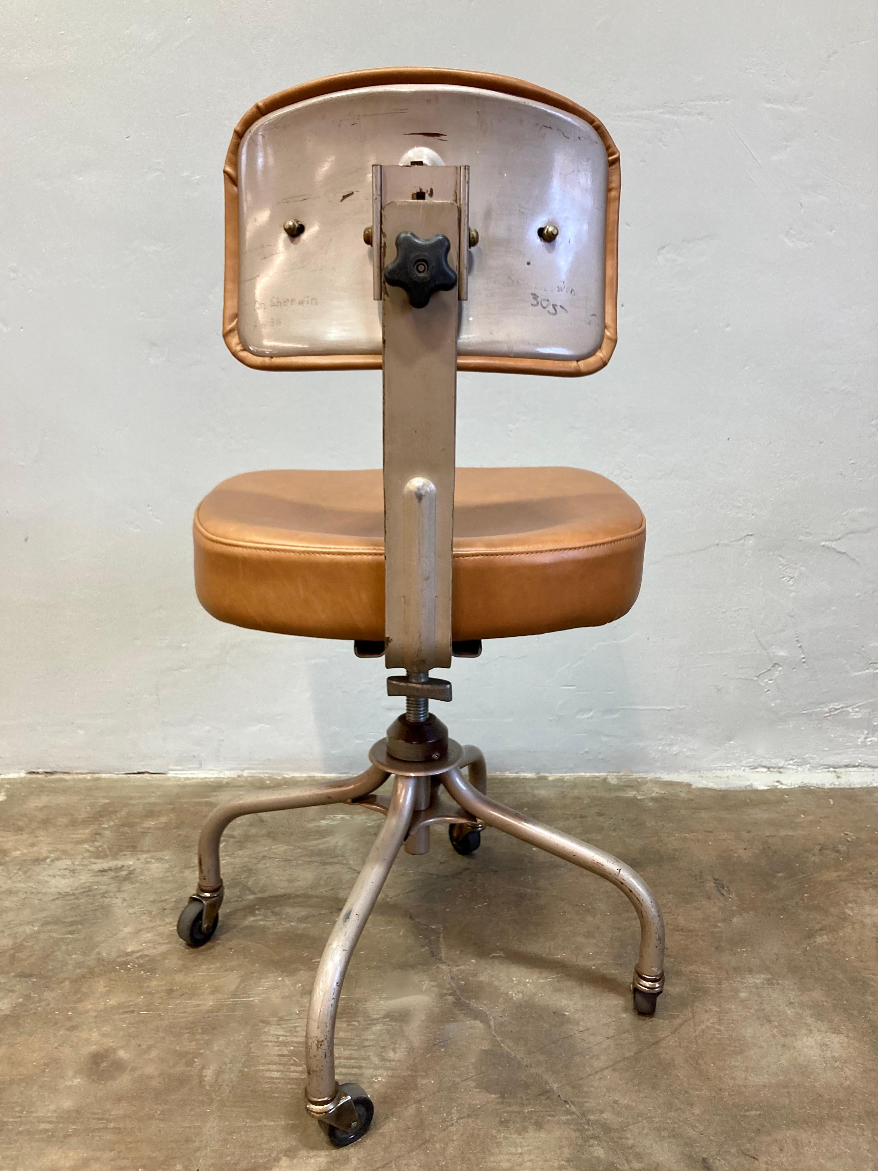 Steelcase Rolling Hocker mit New Brown Leder (amerikanisch) im Angebot
