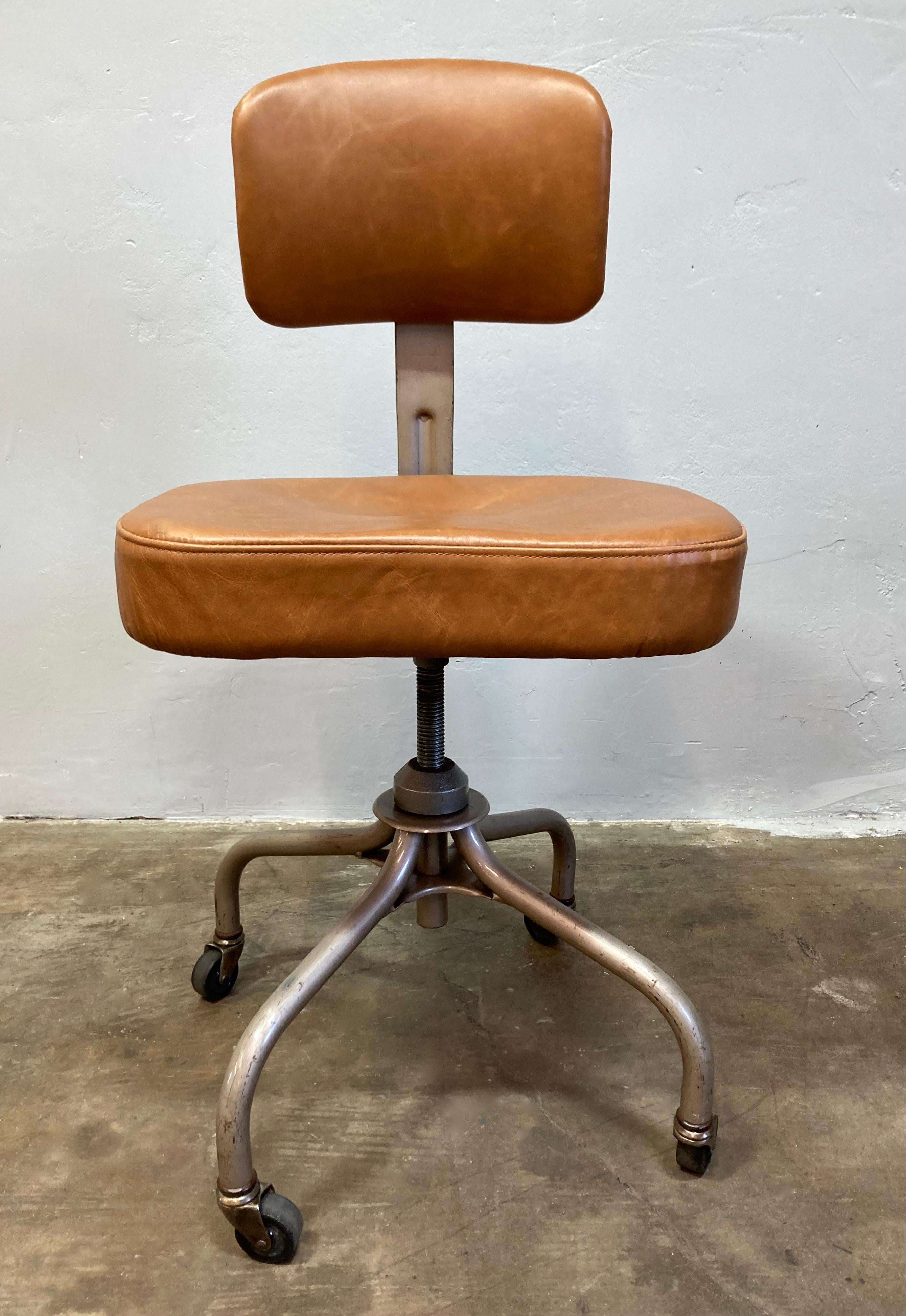 Steelcase Rolling Hocker mit New Brown Leder (20. Jahrhundert) im Angebot
