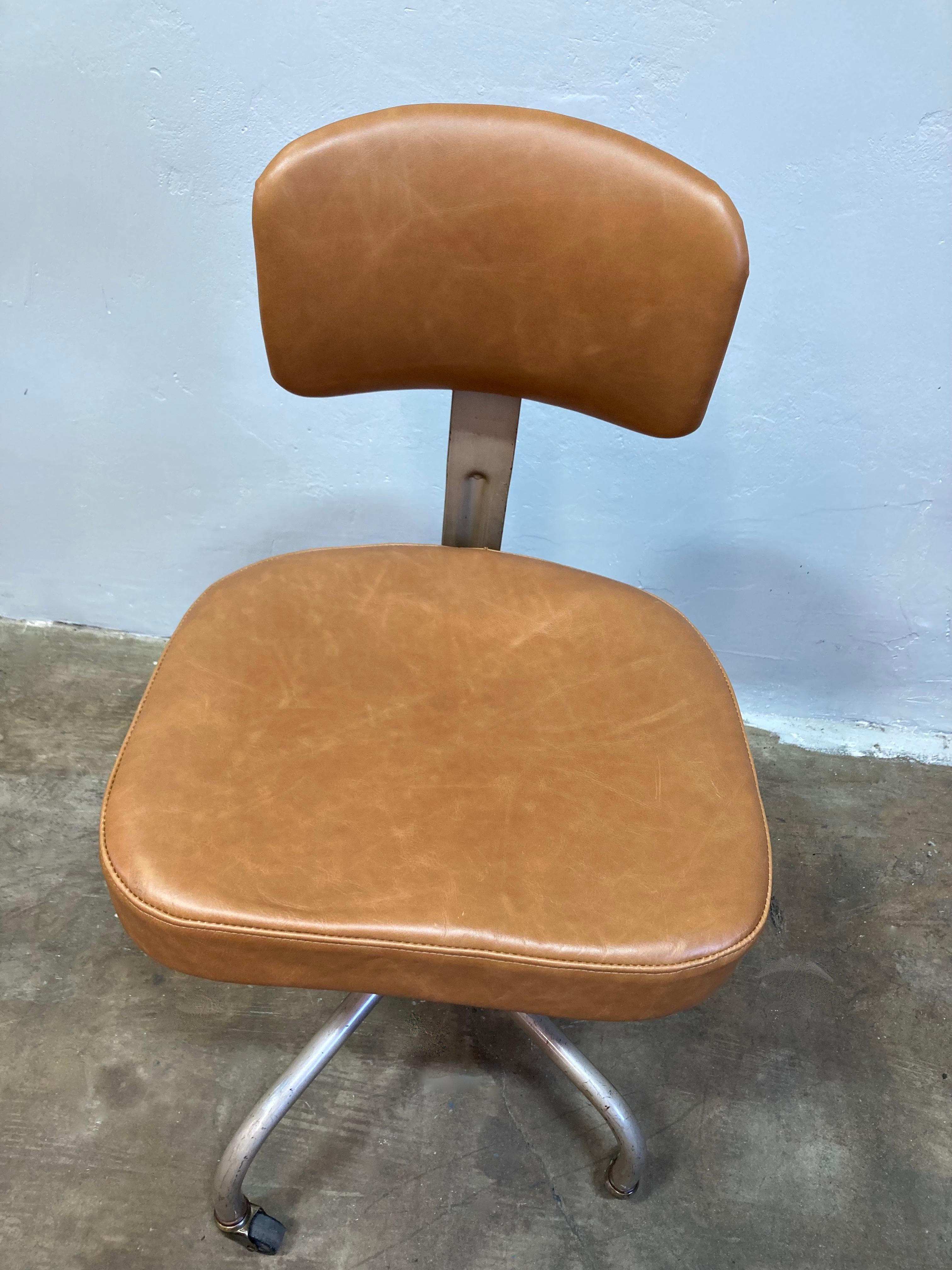Steelcase Rolling Hocker mit New Brown Leder (Stahl) im Angebot