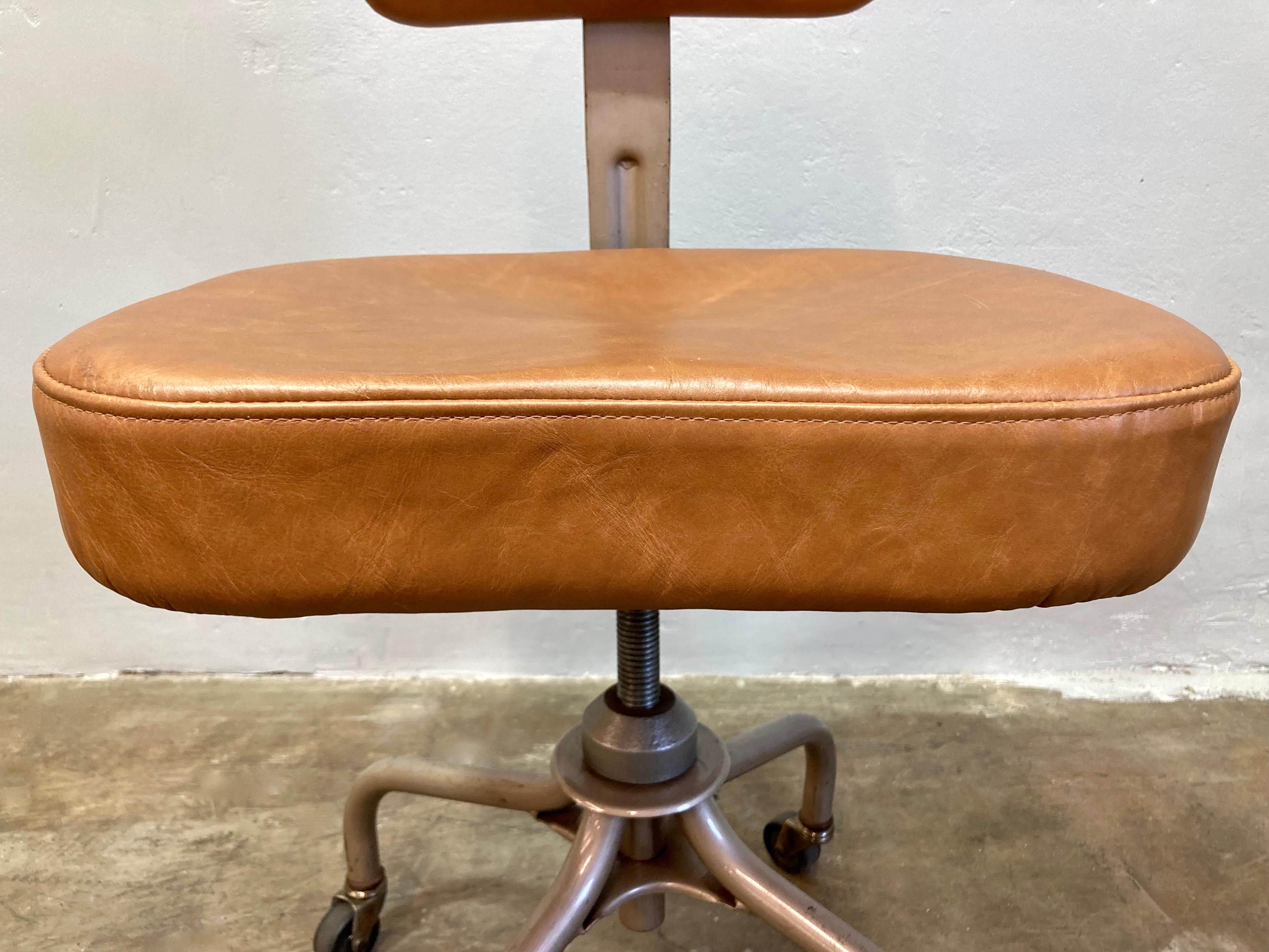 Steelcase Rolling Hocker mit New Brown Leder im Angebot 1