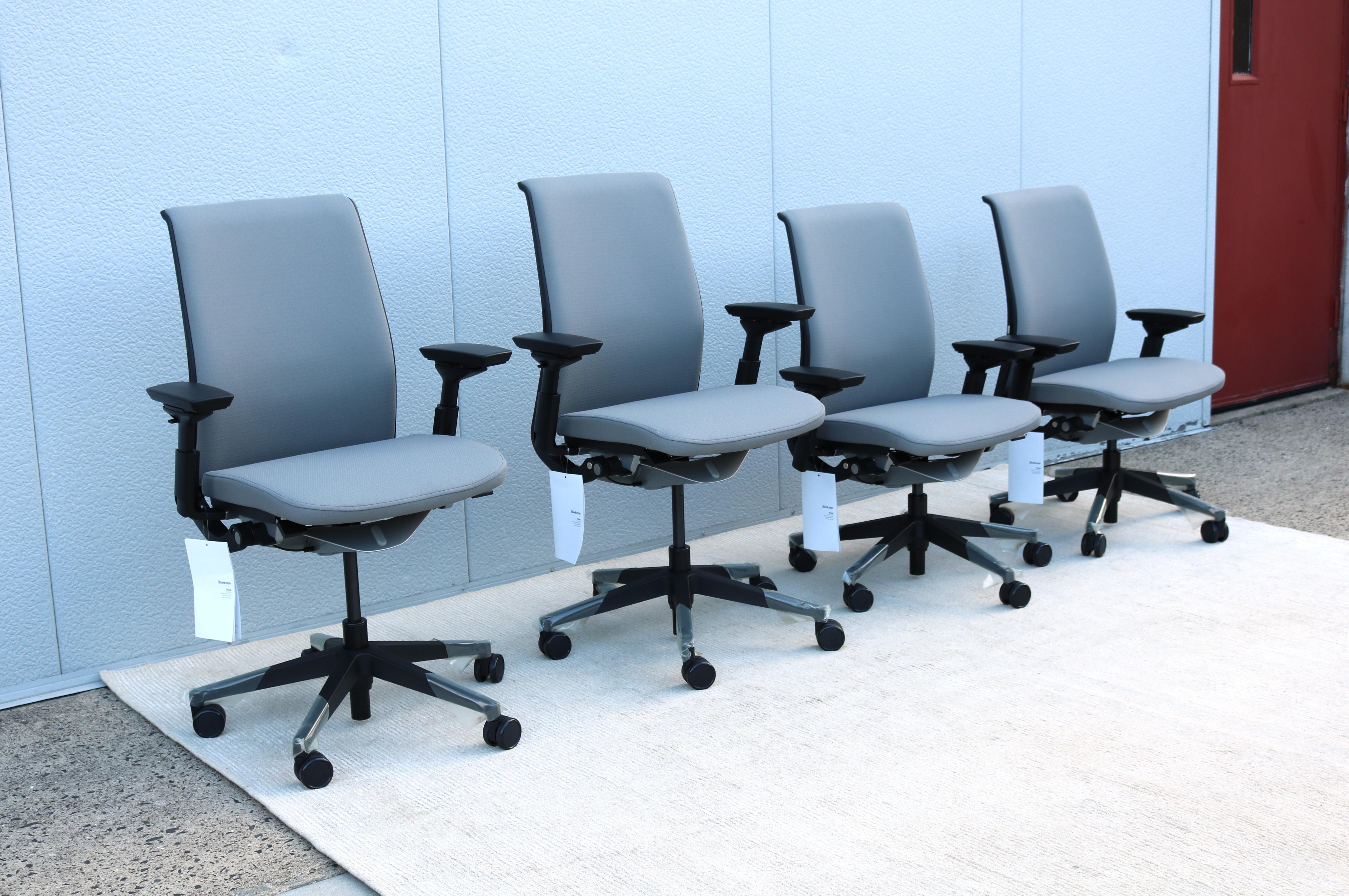Steelcase Think V2 fauteuil de direction ergonomique nouveau modèle gris, neuf en vente 3