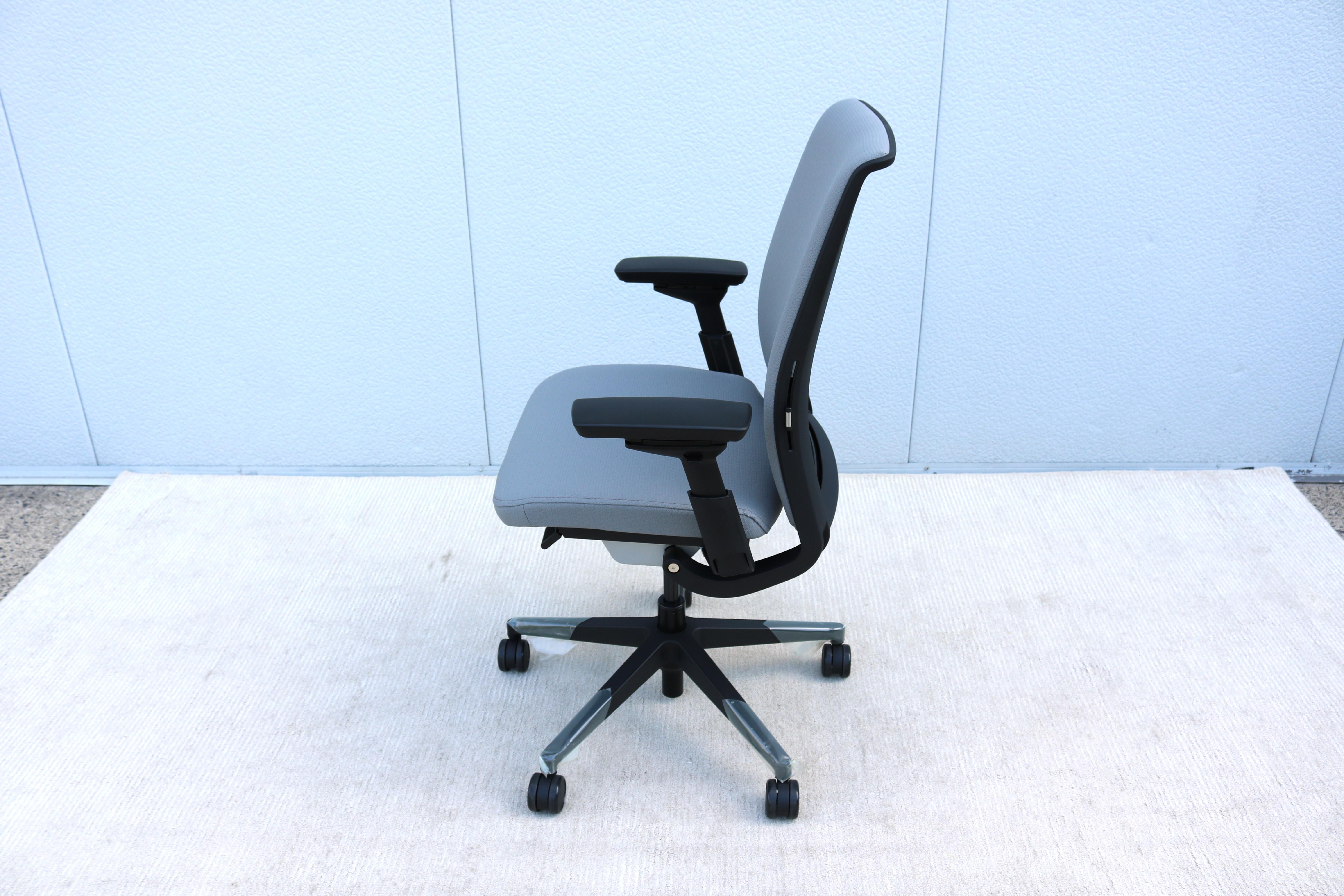 Steelcase Think V2 fauteuil de direction ergonomique nouveau modèle gris, neuf en vente 4