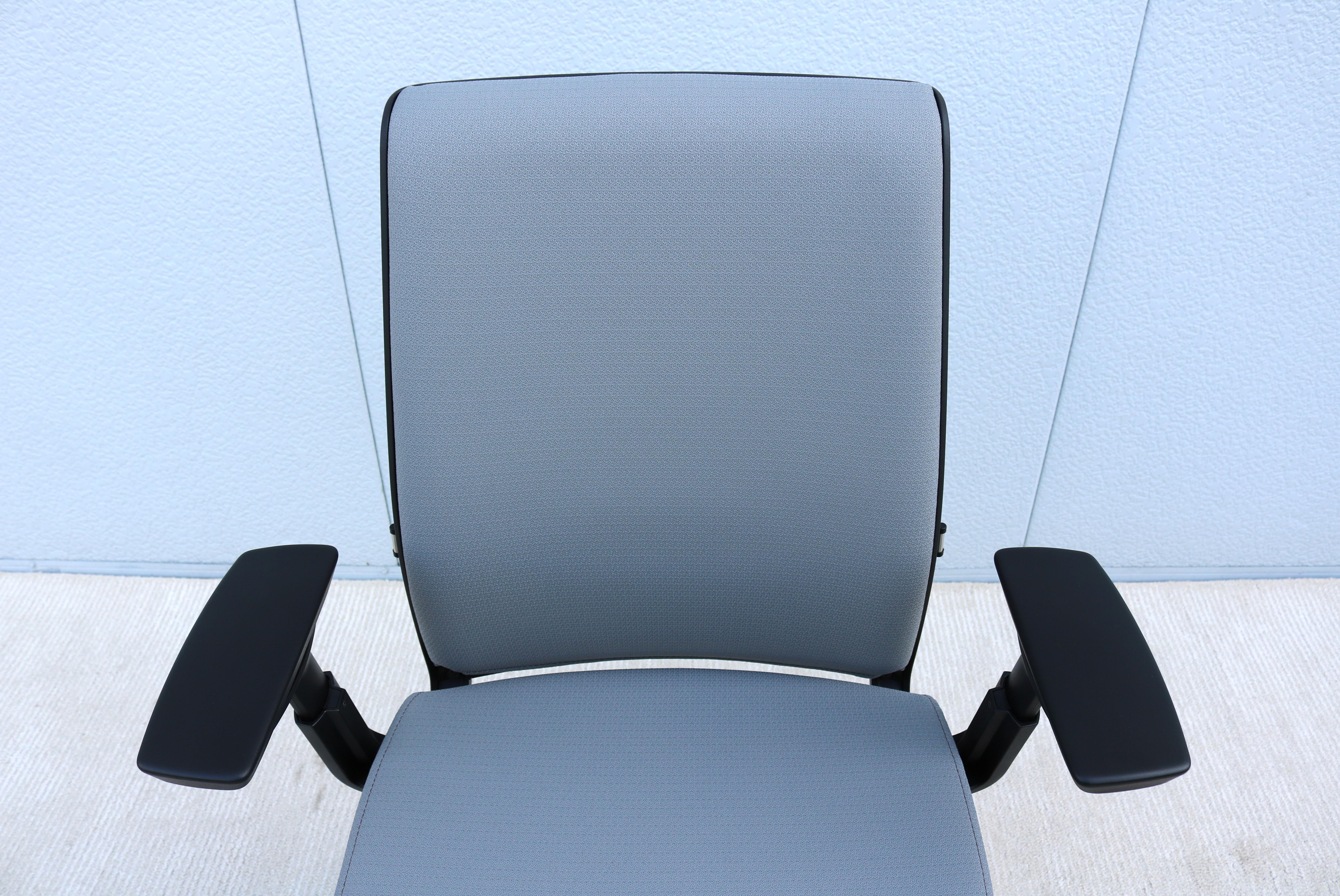 Steelcase Think V2 fauteuil de direction ergonomique nouveau modèle gris, neuf en vente 8