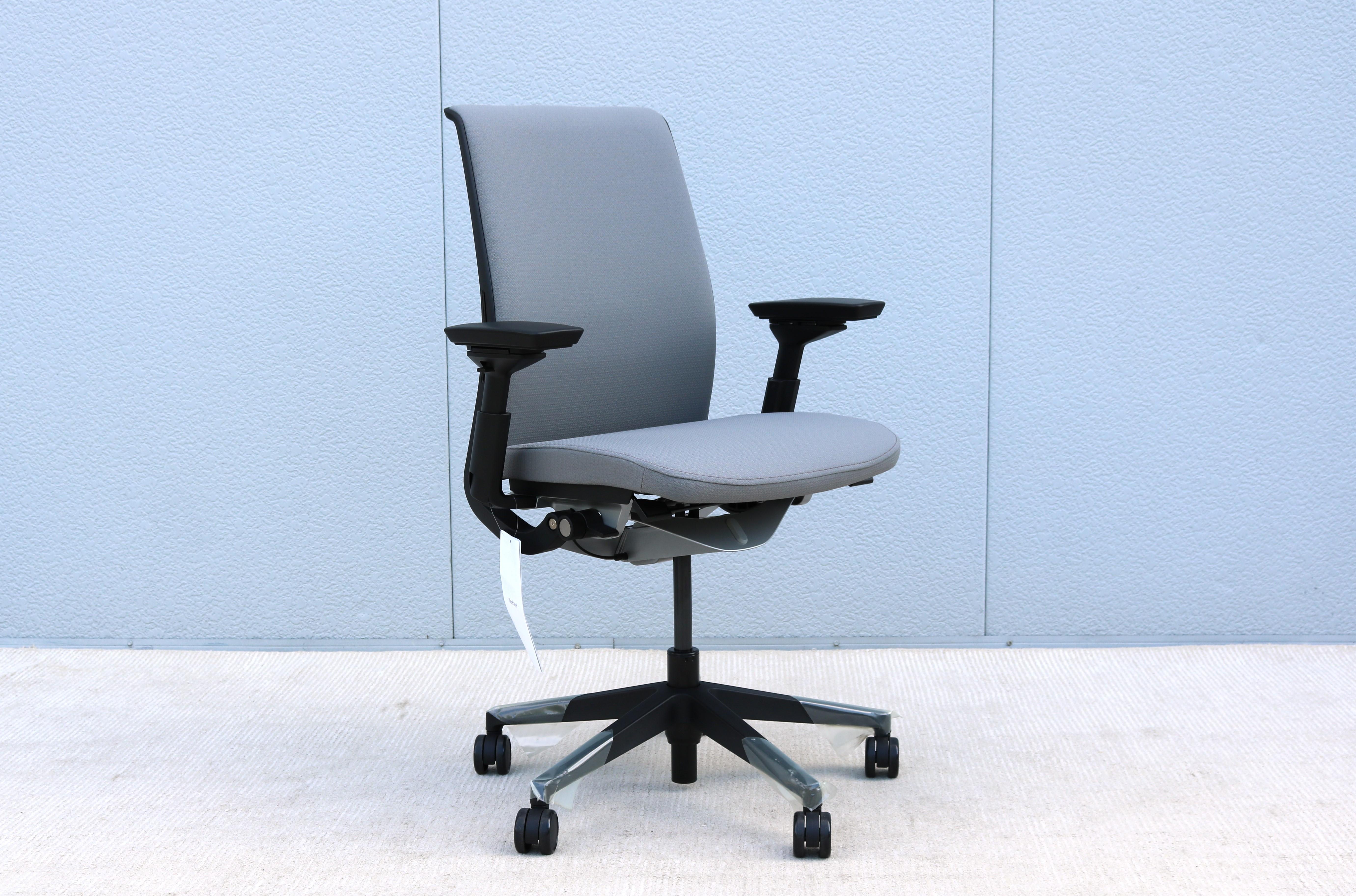 Think chair est une chaise de bureau ergonomique qui vous permet de vous sentir bien du premier au dernier moment.
Lauréat de nombreux prix, il a été entièrement remanié et entièrement modulable. Il est doté d'un système Liveback intégré et d'un