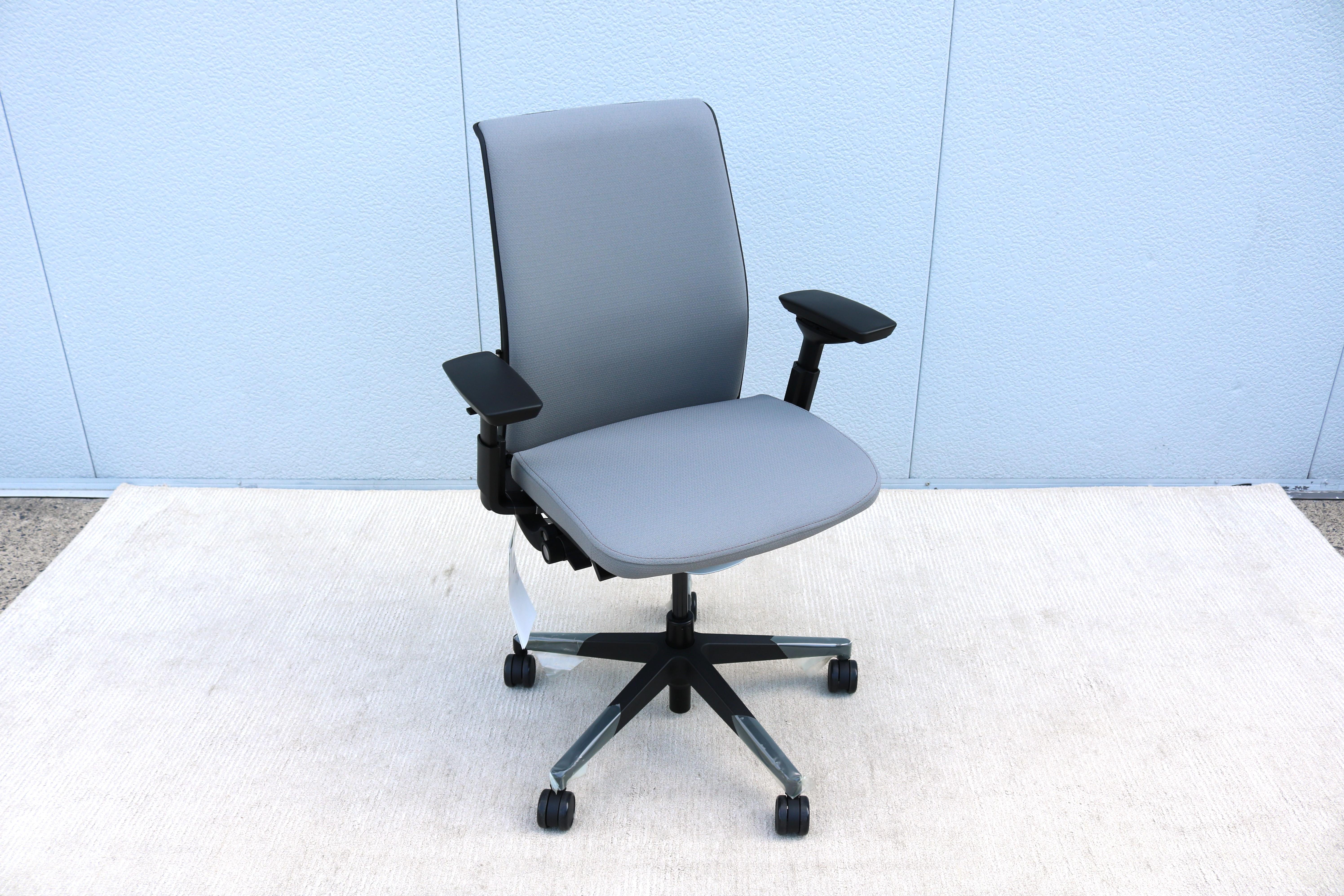 Moderne Steelcase Think V2 fauteuil de direction ergonomique nouveau modèle gris, neuf en vente