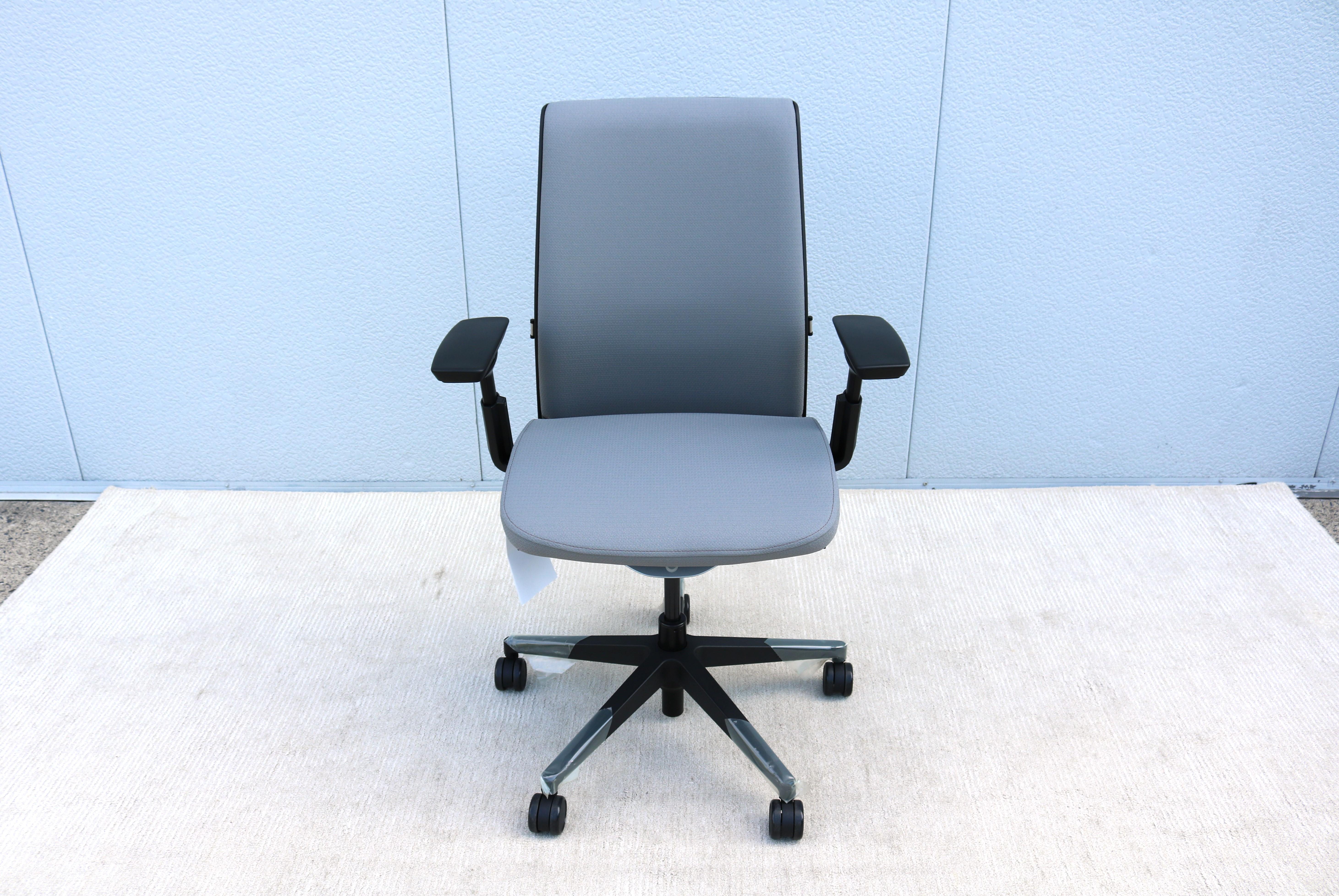Américain Steelcase Think V2 fauteuil de direction ergonomique nouveau modèle gris, neuf en vente