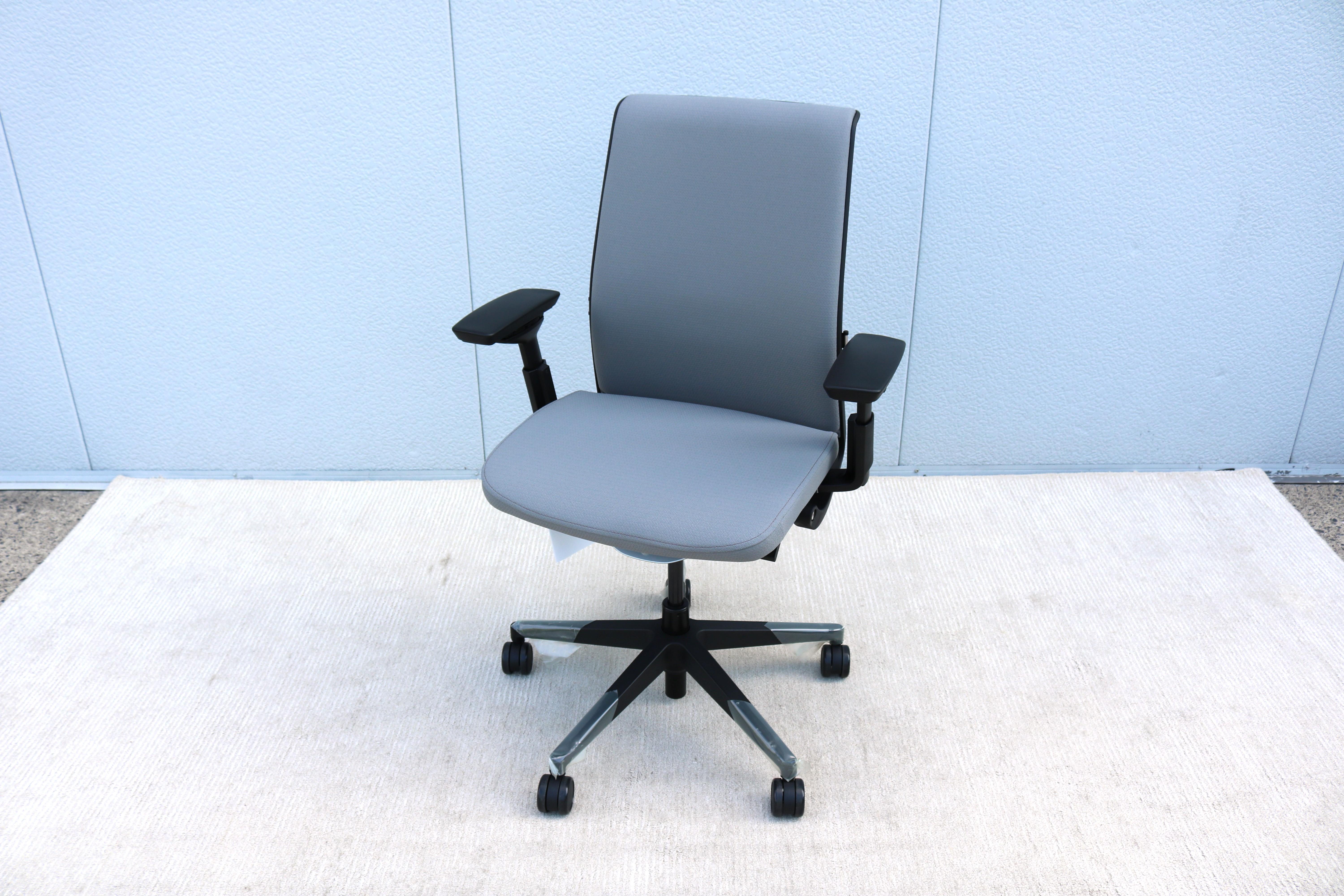 Steelcase Think V2 fauteuil de direction ergonomique nouveau modèle gris, neuf Neuf - En vente à Secaucus, NJ