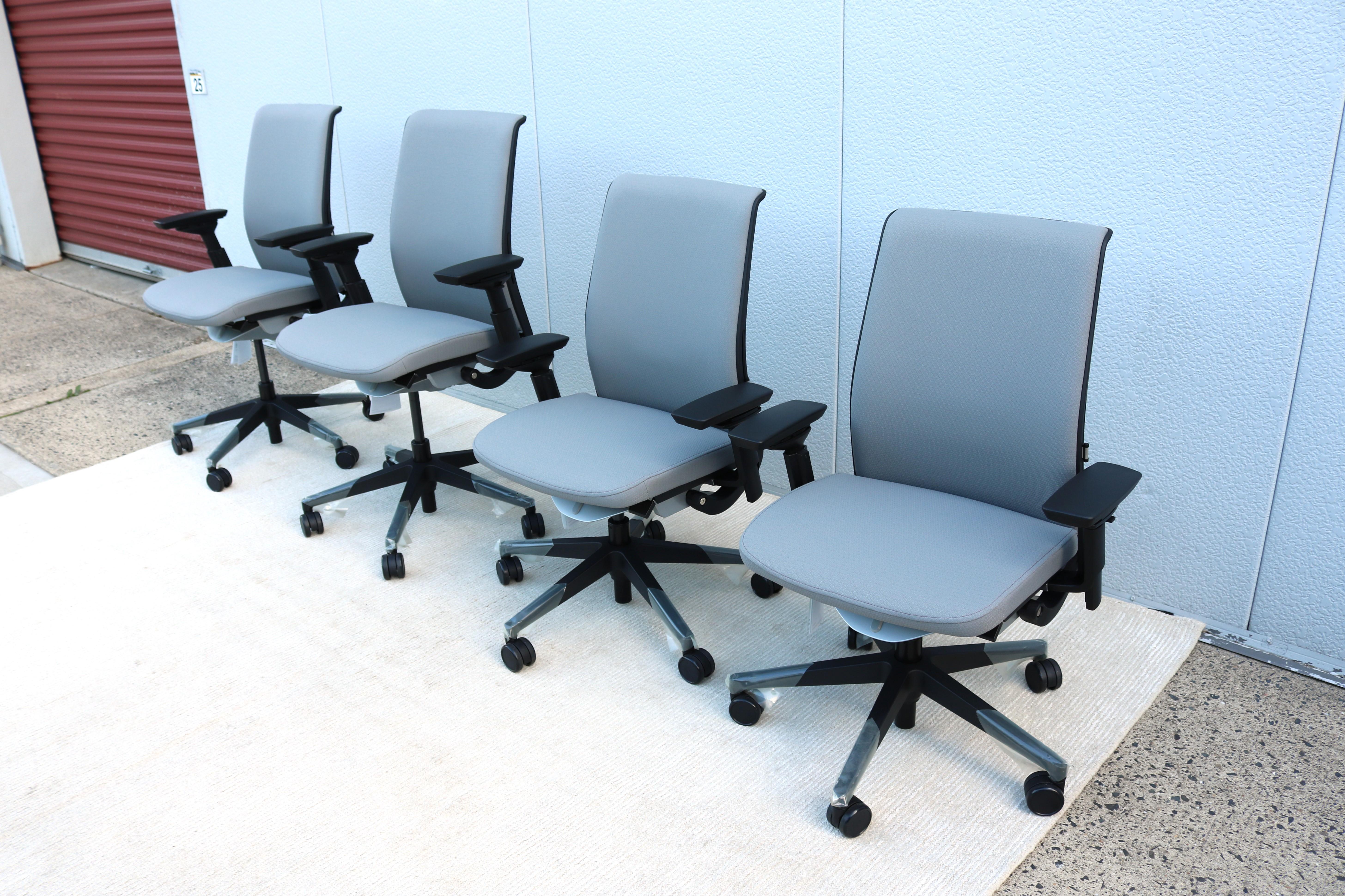 Steelcase Think V2 fauteuil de direction ergonomique nouveau modèle gris, neuf en vente 1