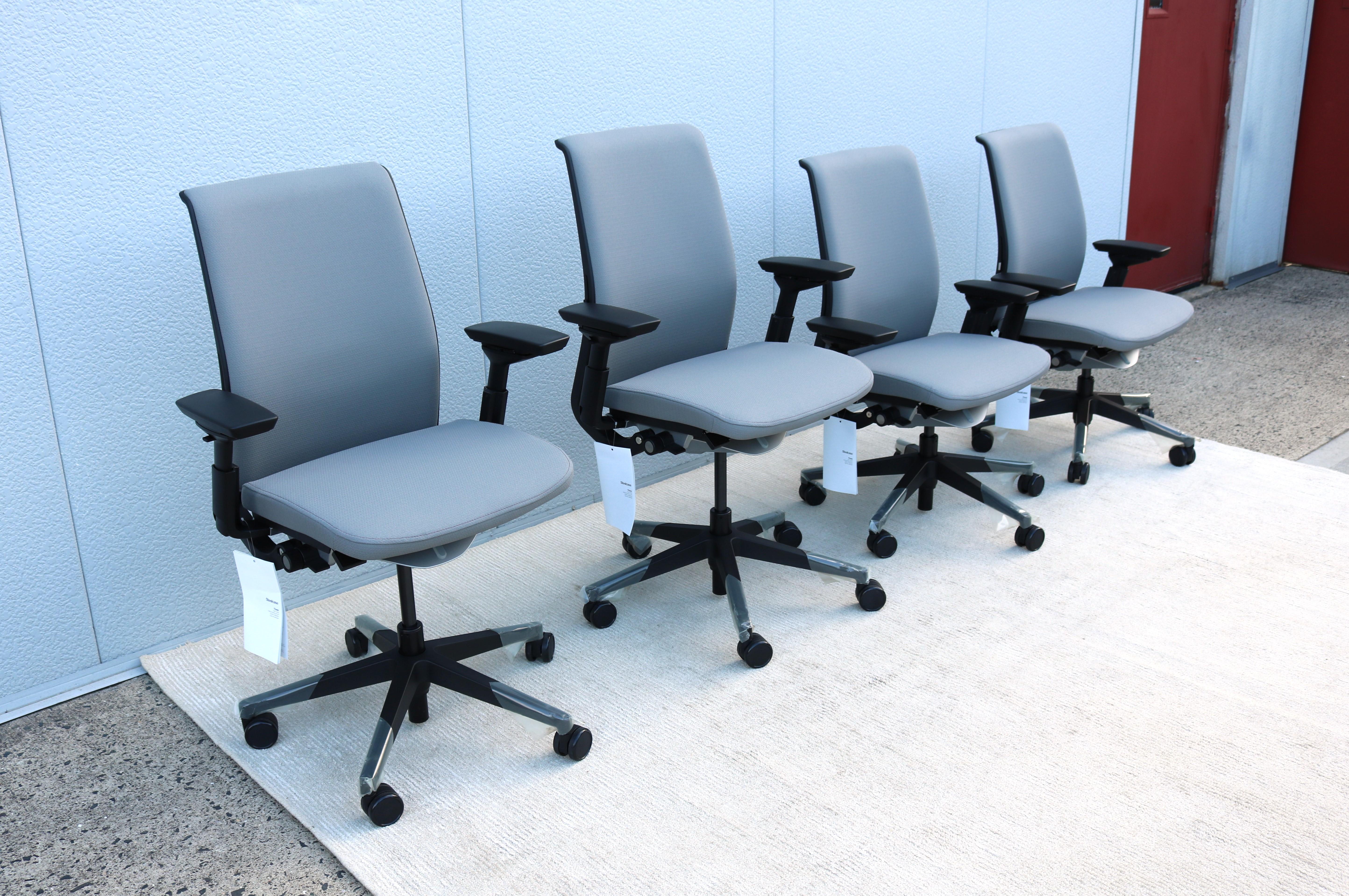 Steelcase Think V2 fauteuil de direction ergonomique nouveau modèle gris, neuf en vente 2