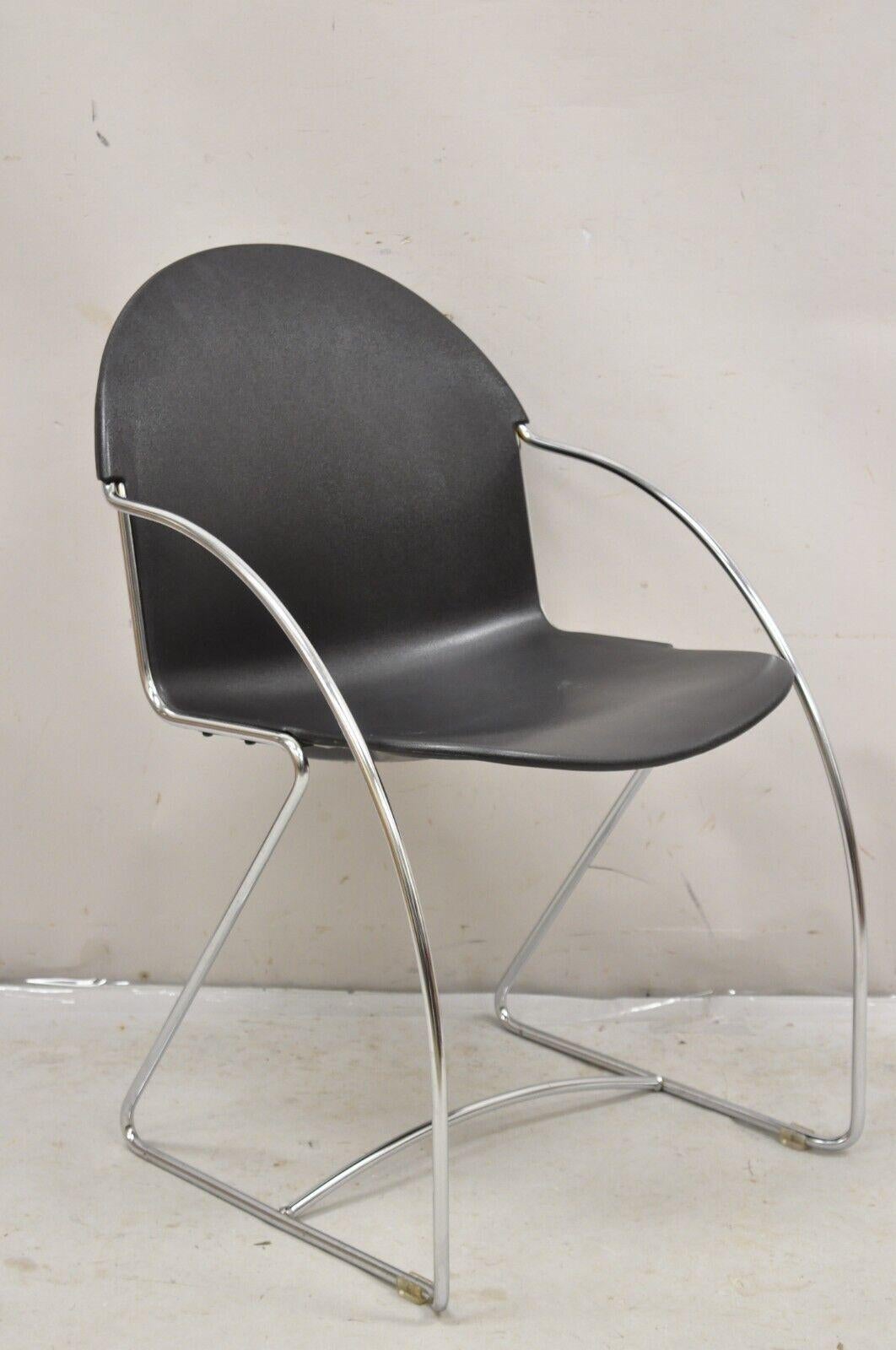 Mid-Century Modern Steelcase Tom Grasman Chrome Frame Black Molded Plastic Stackable Chair Set of 4 en vente