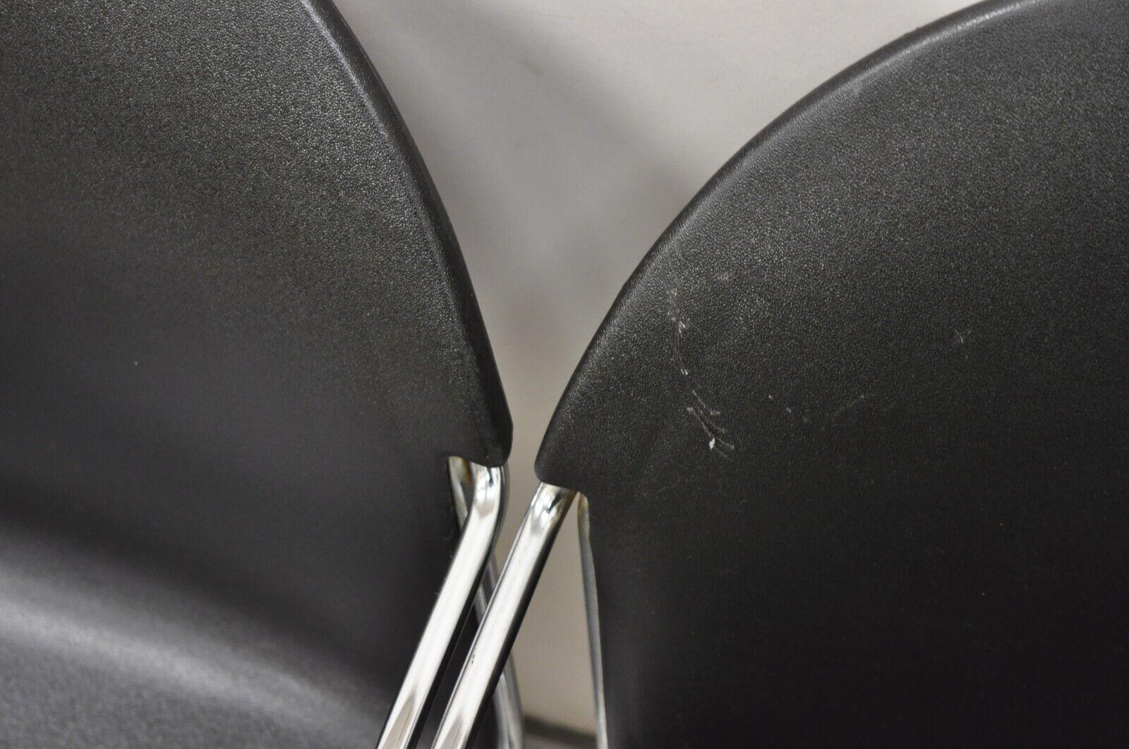 Steelcase Tom Grasman Chromgestell Schwarz geformter Kunststoff Stapelbarer Stuhl Satz von 4 im Angebot 1