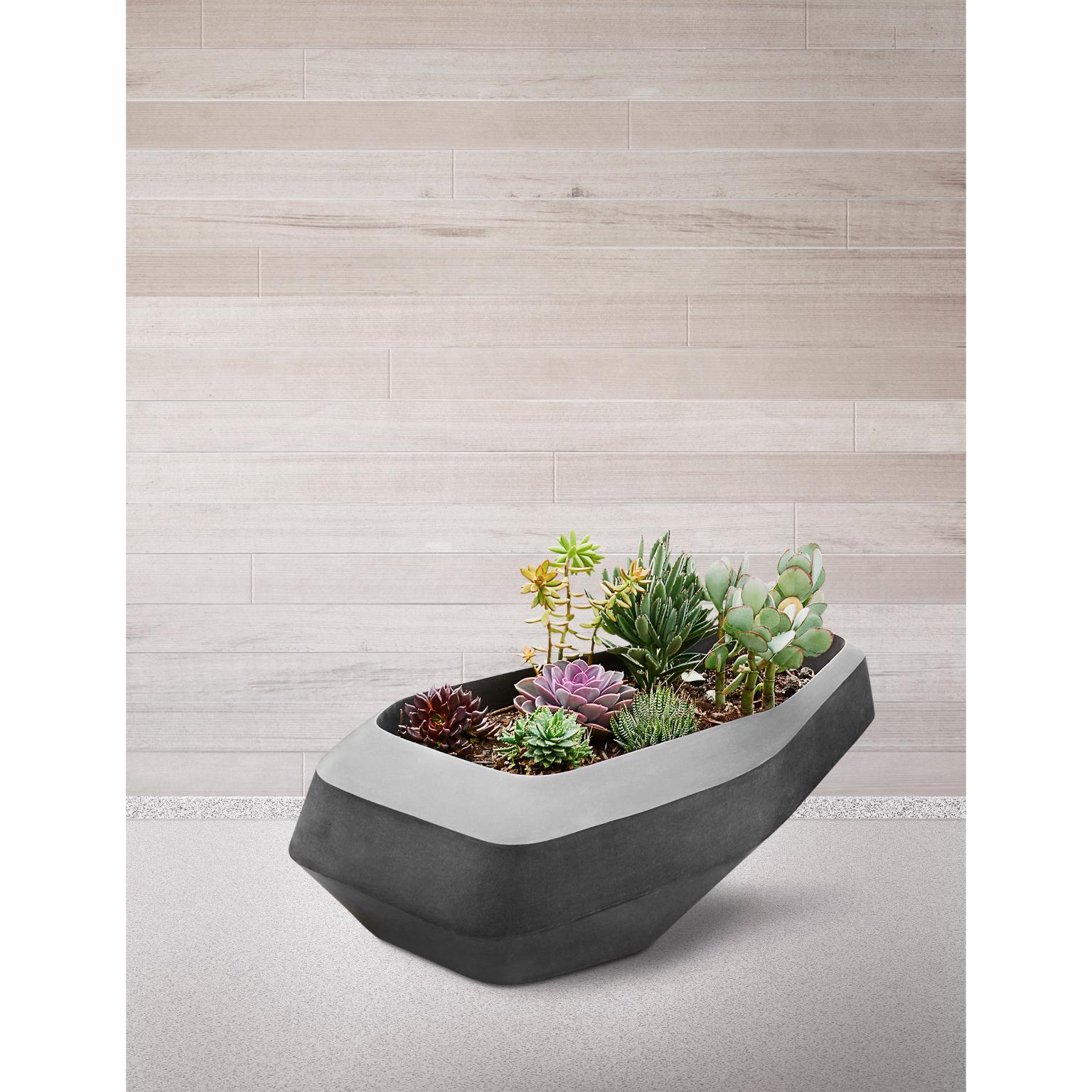 Jardinera grande de terracota Steen de Indigenus
Diseñado por Stefan Antoni y Greg Truen de SAOTA
Dimensiones: P 88 x An 140 x Al 49,6 cm.
Materiales: Piedra.
Peso: 75 kg.

Hay disponibles diferentes colores y tamaños. Las dimensiones pueden variar.