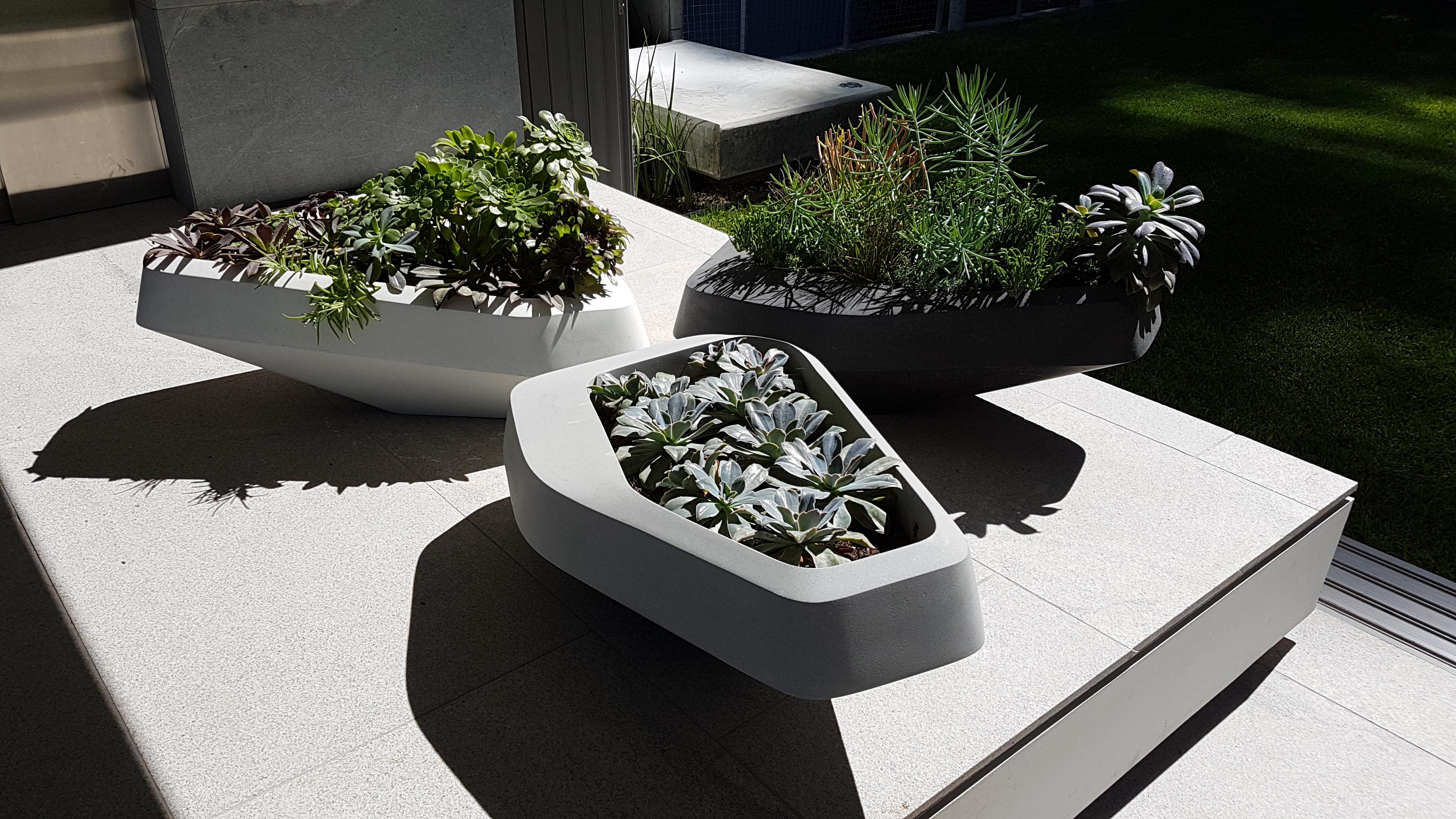 Jardinera grande de piedra blanca Steen de Indigenus en venta 2