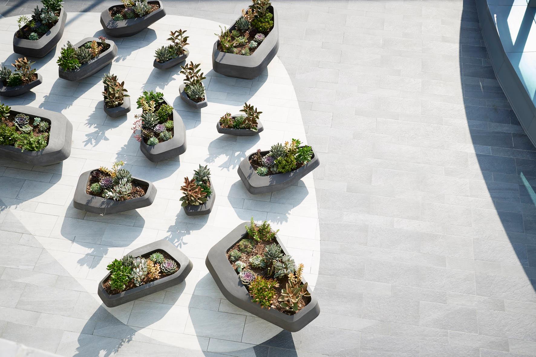 Jardinera grande de piedra blanca Steen de Indigenus en venta 7