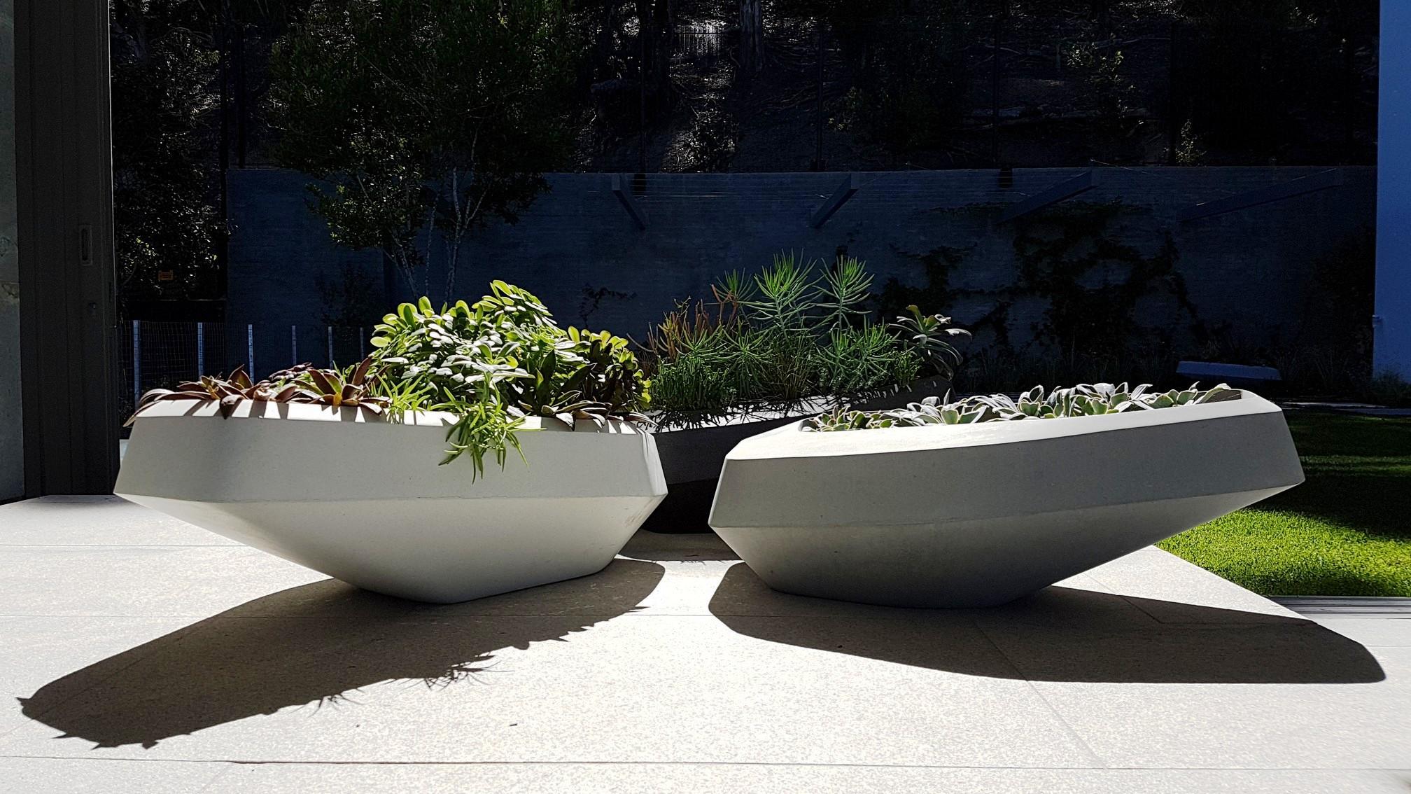 Jardinera grande de piedra blanca Steen de Indigenus en Nuevo estado para la venta en Geneve, CH