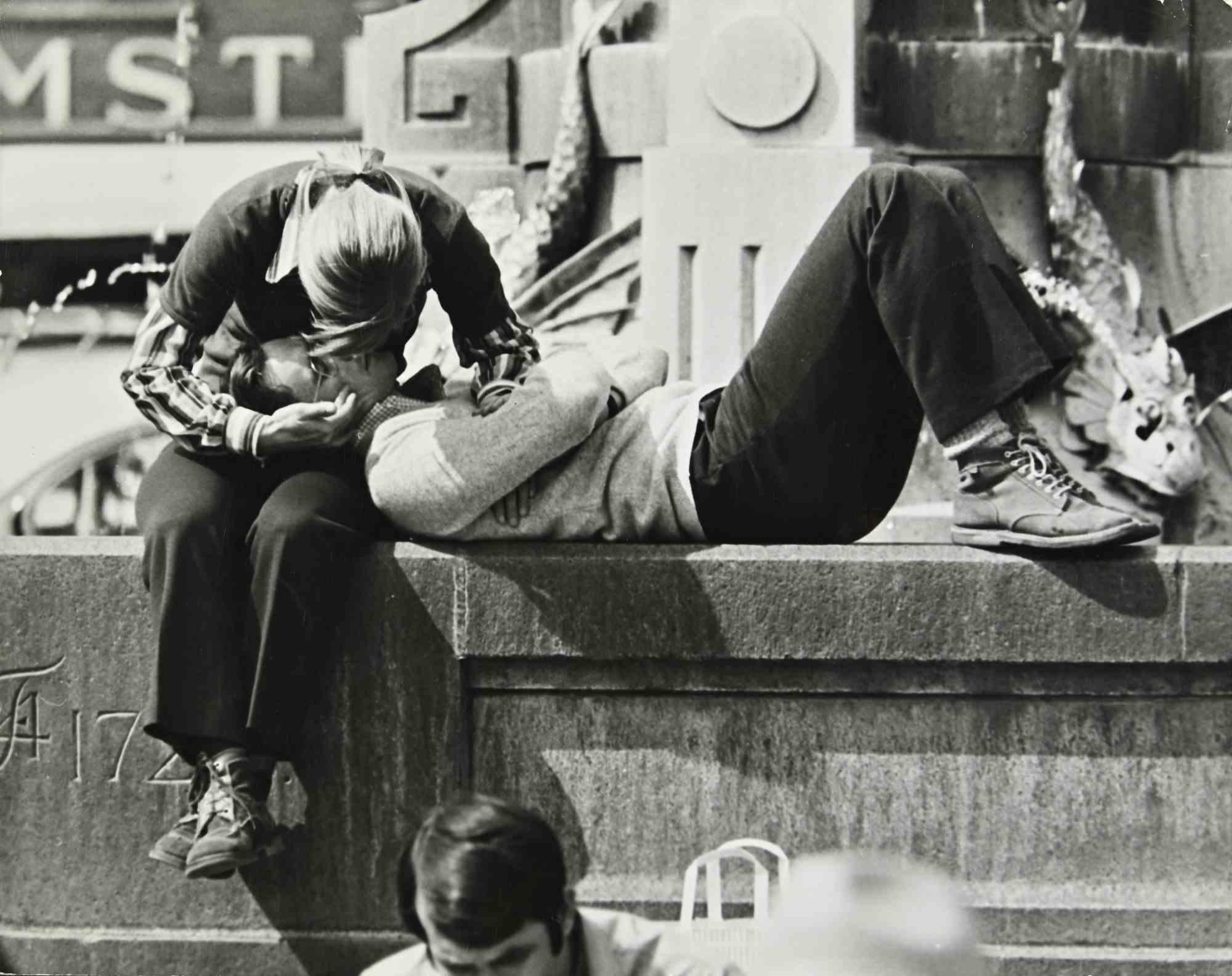 The Kiss is a black and white vintage photo, realized in 1970s, by Steen Mansson.

Good conditions and aged.

It belongs to a historical and nostalgic album including historical moments, places, families, artworks, royal families, and political