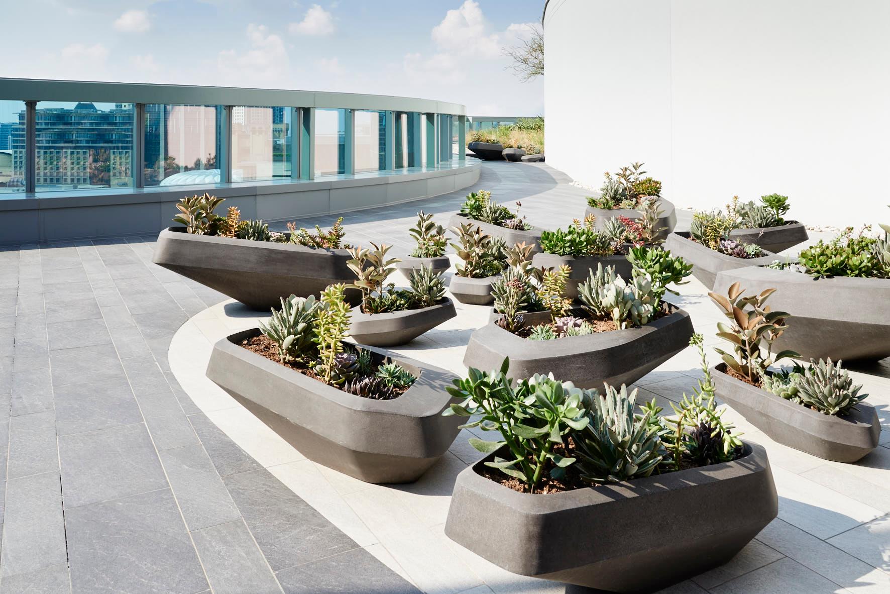 Jardinera de piedra gris mediana Steen de Indigenus en venta 3