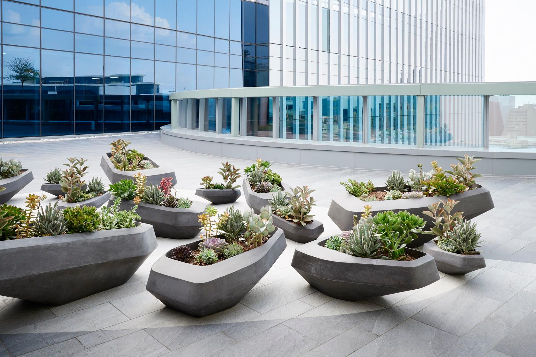 Jardinera de piedra gris mediana Steen de Indigenus en venta 6