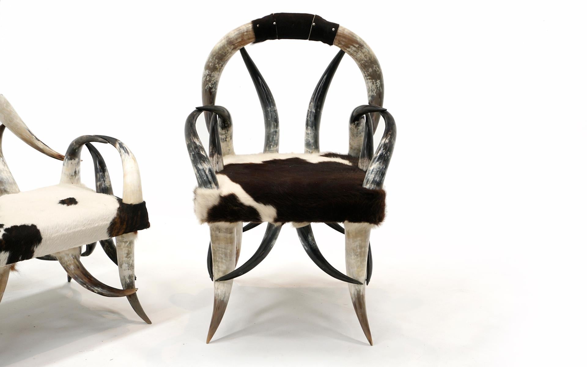 Steer Horn Sofa, zwei Stühle und Ottomane, schwarz, braun und weiß gepolstertes Rindsleder  (amerikanisch) im Angebot