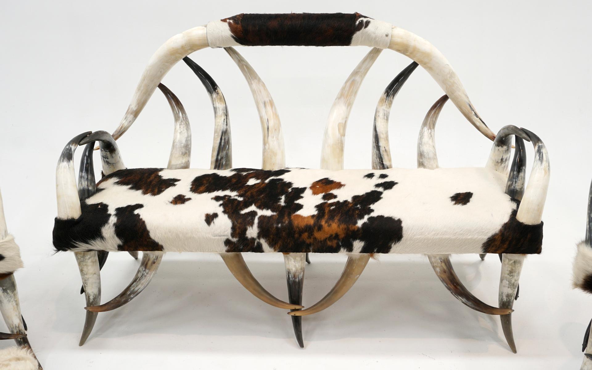 Steer Horn Sofa, zwei Stühle und Ottomane, schwarz, braun und weiß gepolstertes Rindsleder  (Spätes 19. Jahrhundert) im Angebot