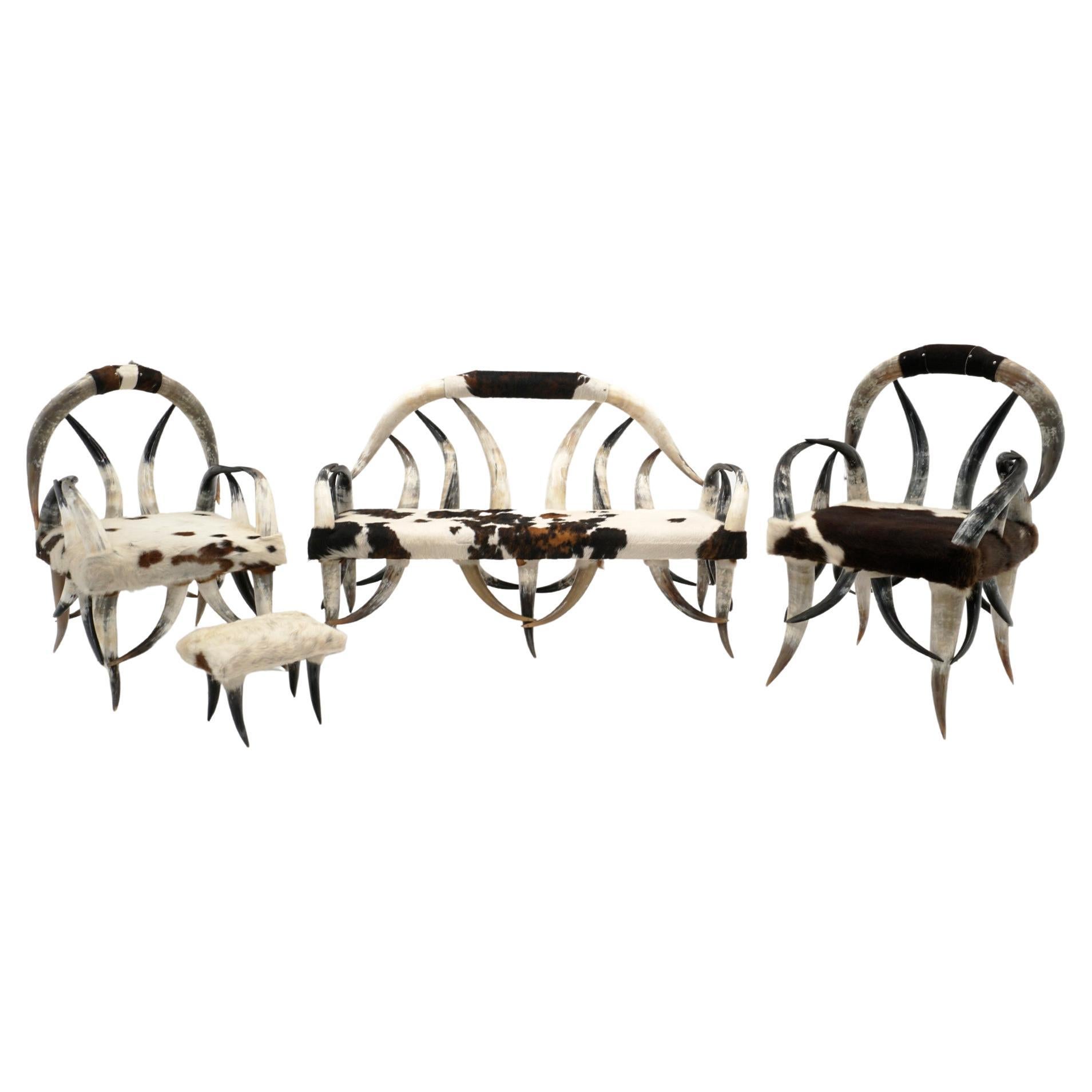 Steer Horn Sofa, zwei Stühle und Ottomane, schwarz, braun und weiß gepolstertes Rindsleder 