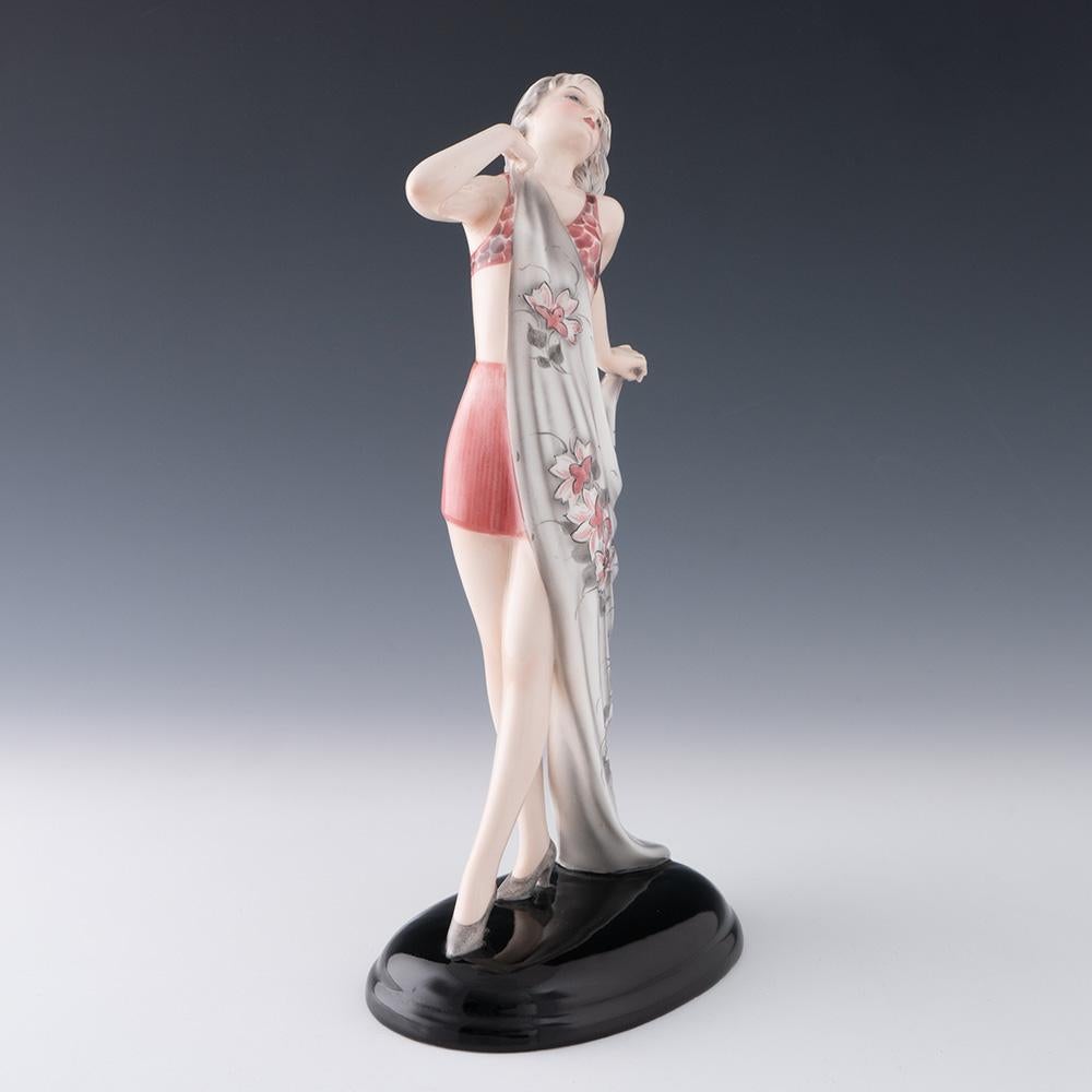 Titolo : Figura di donna in stile Art Deco Stefan Dakon Goldscheider
Data: c1930
Periodo : Interregno
Origine : Germania
Decorazione : Una ballerina con uno scialle drappeggiato
Dimensioni :  Altezza 31,5 cm.
Condizioni : Ottime

Marchi : Marchio