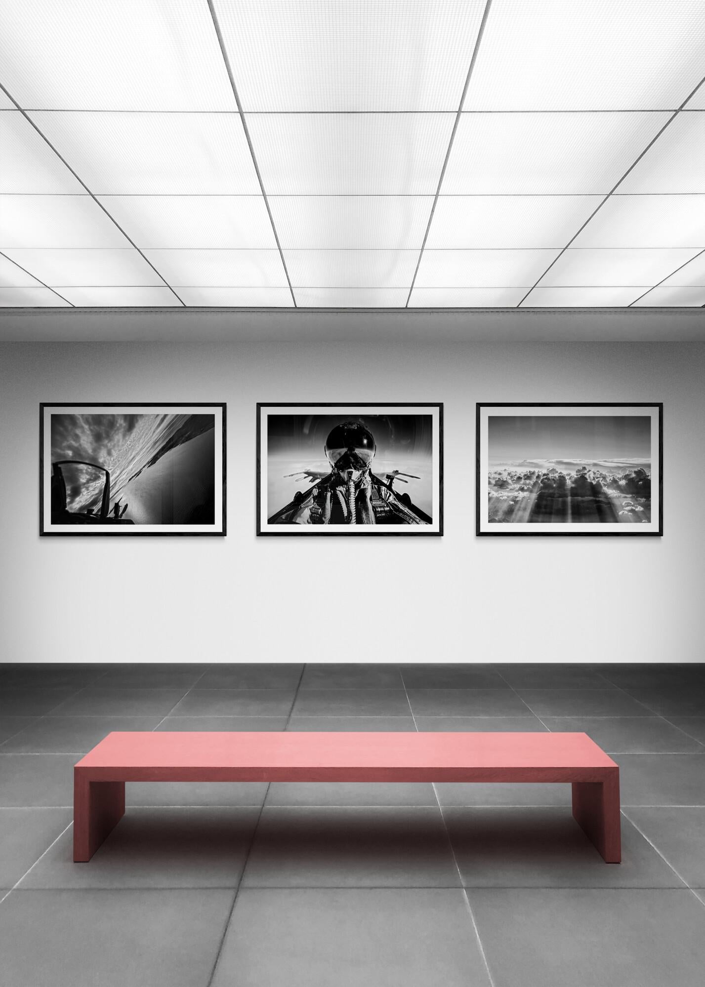 Rayos de sol a través de las nubes, Afganistán 2012 - Fotografía artística de edición limitada en venta 1