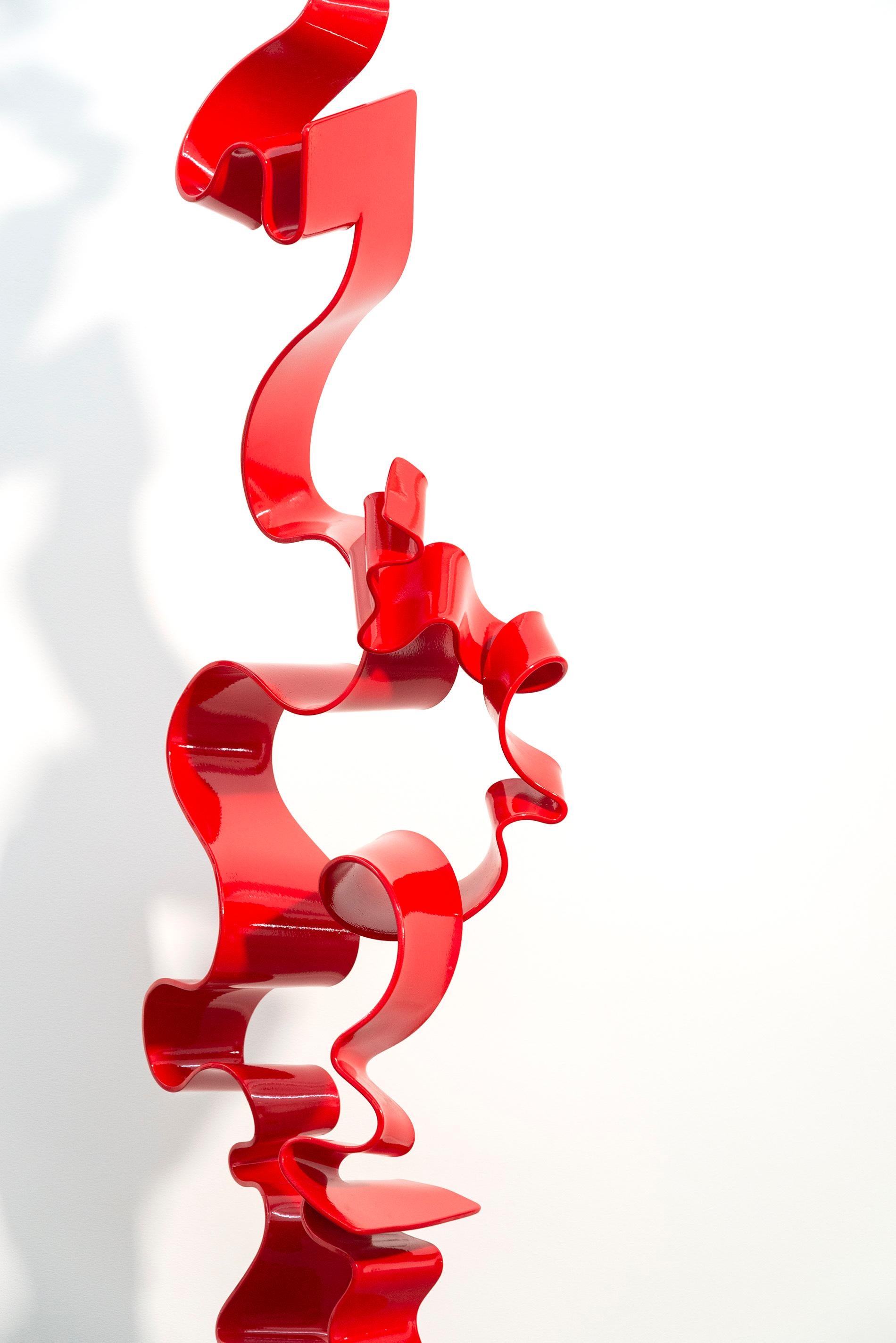 Alchemia #3 (Interior/Exterior) - escultura contemporánea de acero pintado de color rojo brillante en venta 4